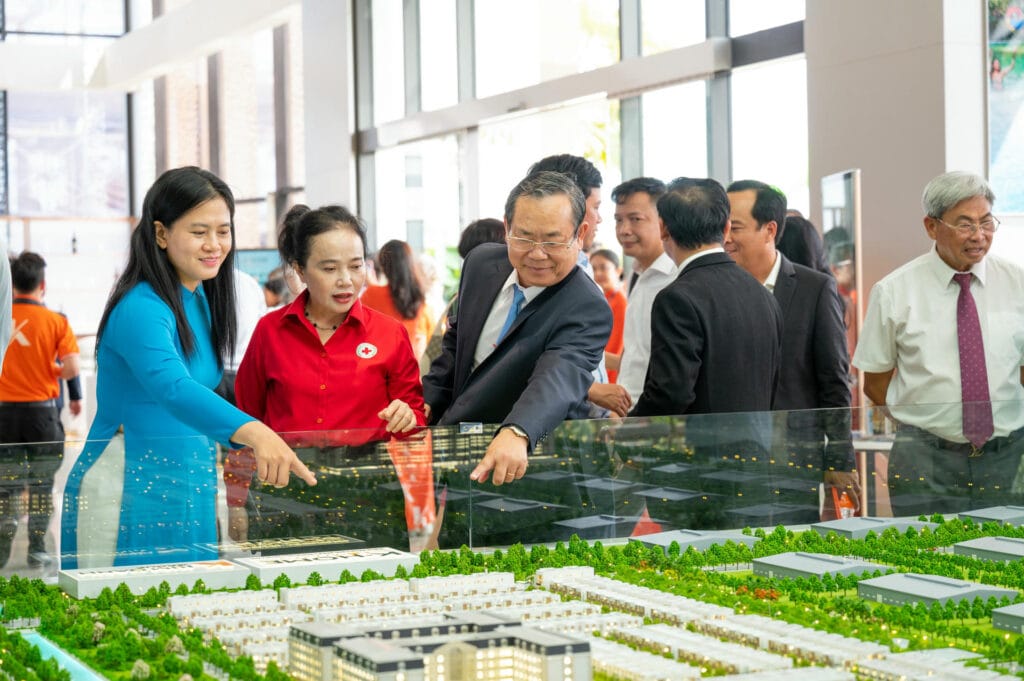 Khách hàng tham quan nhà mẫu K-Home