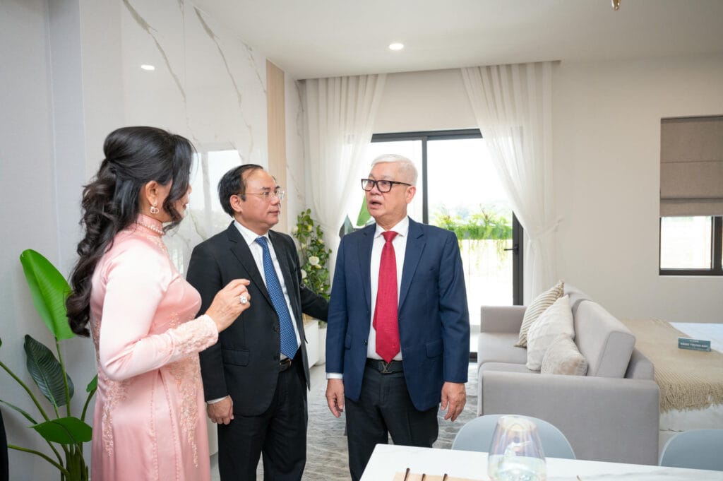 Khách hàng tham quan nhà mẫu K-Home