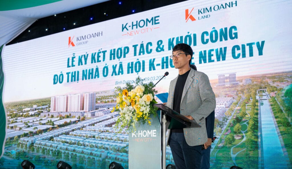 Ông Park Jinho - Tổng Giám đốc Công ty Cổ phần Kỹ thuật và Xây dựng HANDONG đại diện các đối tác nhà thầu phát biểu tại buổi lễ