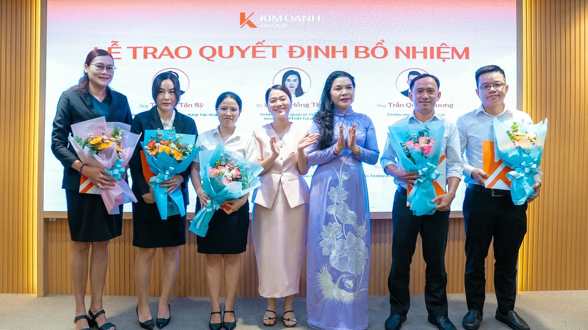Bà Đặng Thị Kim Oanh và bà Nguyễn Thị Nhung – Thành viên HĐQT Tập đoàn trao quyết định cho các nhân sự mới