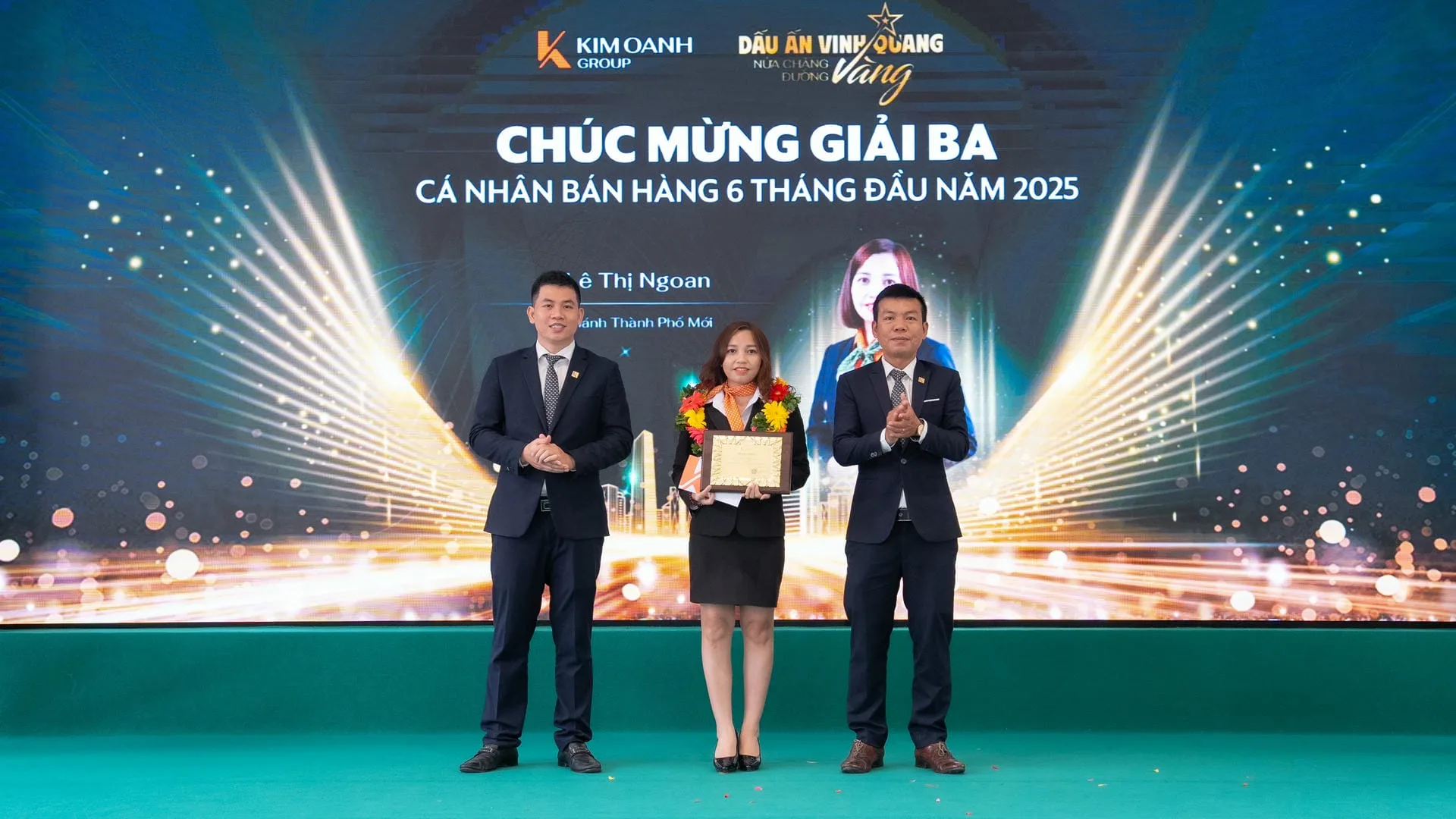 Bà Lê Thị Ngoan - Nhóm 3 - Phòng 3 - Chi nhánh Thành Phố Mới được vinh danh với Giải Ba - Cá nhân bán hàng 6 tháng đầu năm 2025.