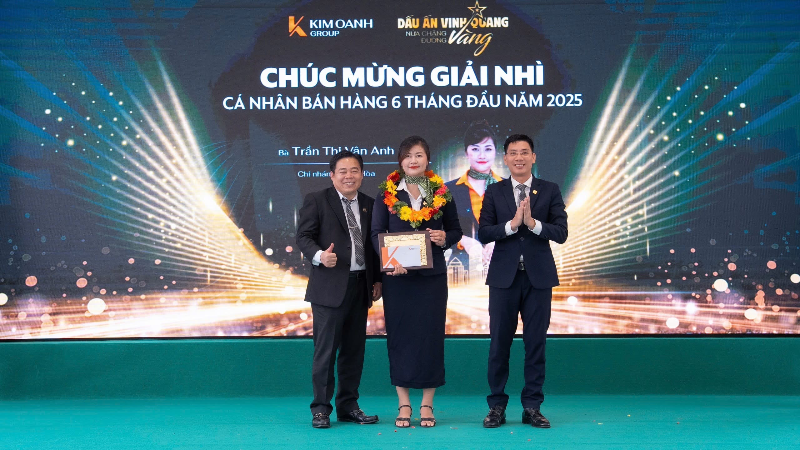 Ông Đoàn Vũ Phong - Cố vấn HĐQT Kim Oanh Group và ông Đặng Văn Quy - Giám đốc Chi nhánh Đồng Nai trao Giải Nhì - Cá nhân bán hàng 6 tháng đầu năm 2025 cho bà Trần Thị Vân Anh - Nhóm 2 - Phòng 6 - Chi nhánh Cộng Hòa.