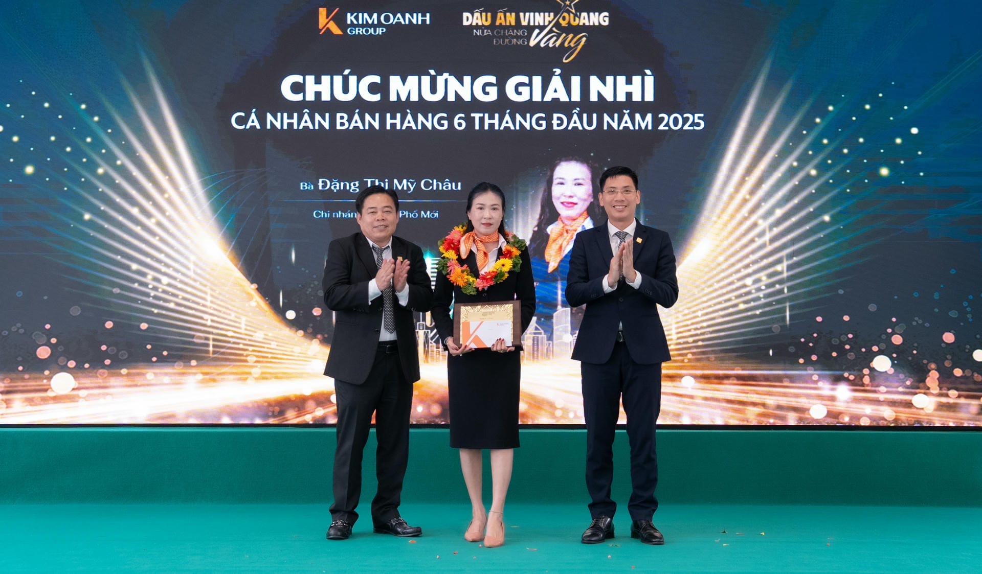 Bà Đặng Thị Mỹ Châu - Nhóm 3 - Phòng 5 - Chi nhánh Thành Phố Mới được vinh danh với Giải Nhì - Cá nhân bán hàng 6 tháng đầu năm 2025.