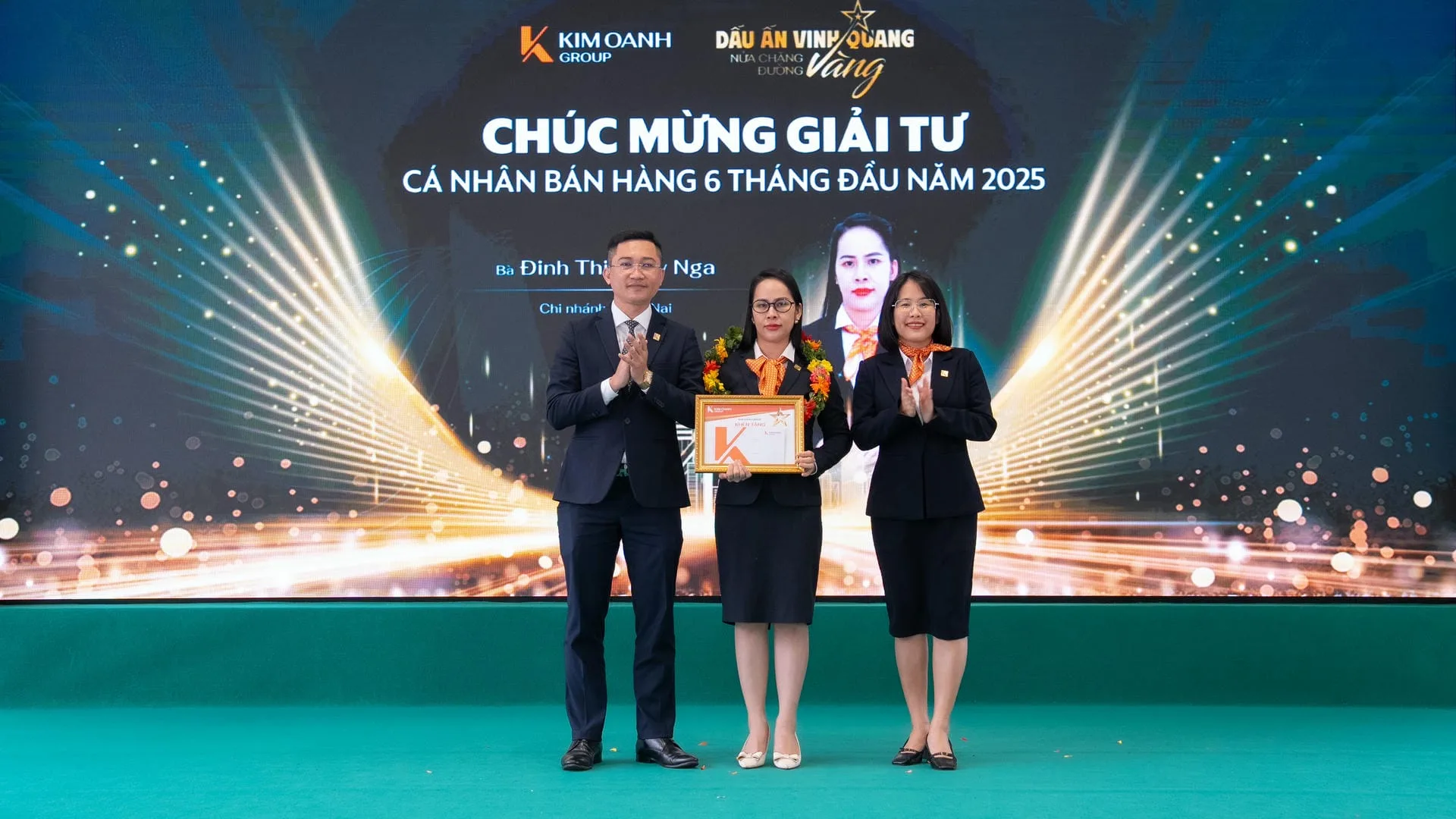 Bà Đinh Thị Thúy Nga - Nhóm 2 - Phòng 3 - Chi nhánh Đồng Nai được vinh danh với Giải Tư - Cá nhân bán hàng 6 tháng đầu năm 2025.