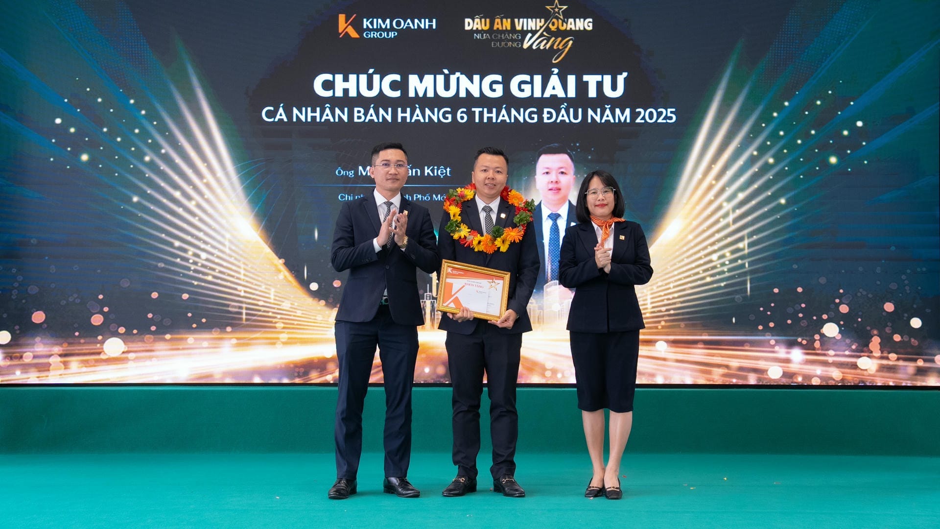 Ông Phạm Xuân Hiệp – Giám đốc Chi nhánh Cộng Hòa và bà Phan Thị Thu Trang – Giám đốc Chi nhánh Bến Cát trao Giải Tư - Cá nhân bán hàng 6 tháng đầu năm 2025 cho ông Mai Tuấn Kiệt - Nhóm 2 - Phòng 2 - Chi nhánh Thành Phố Mới.