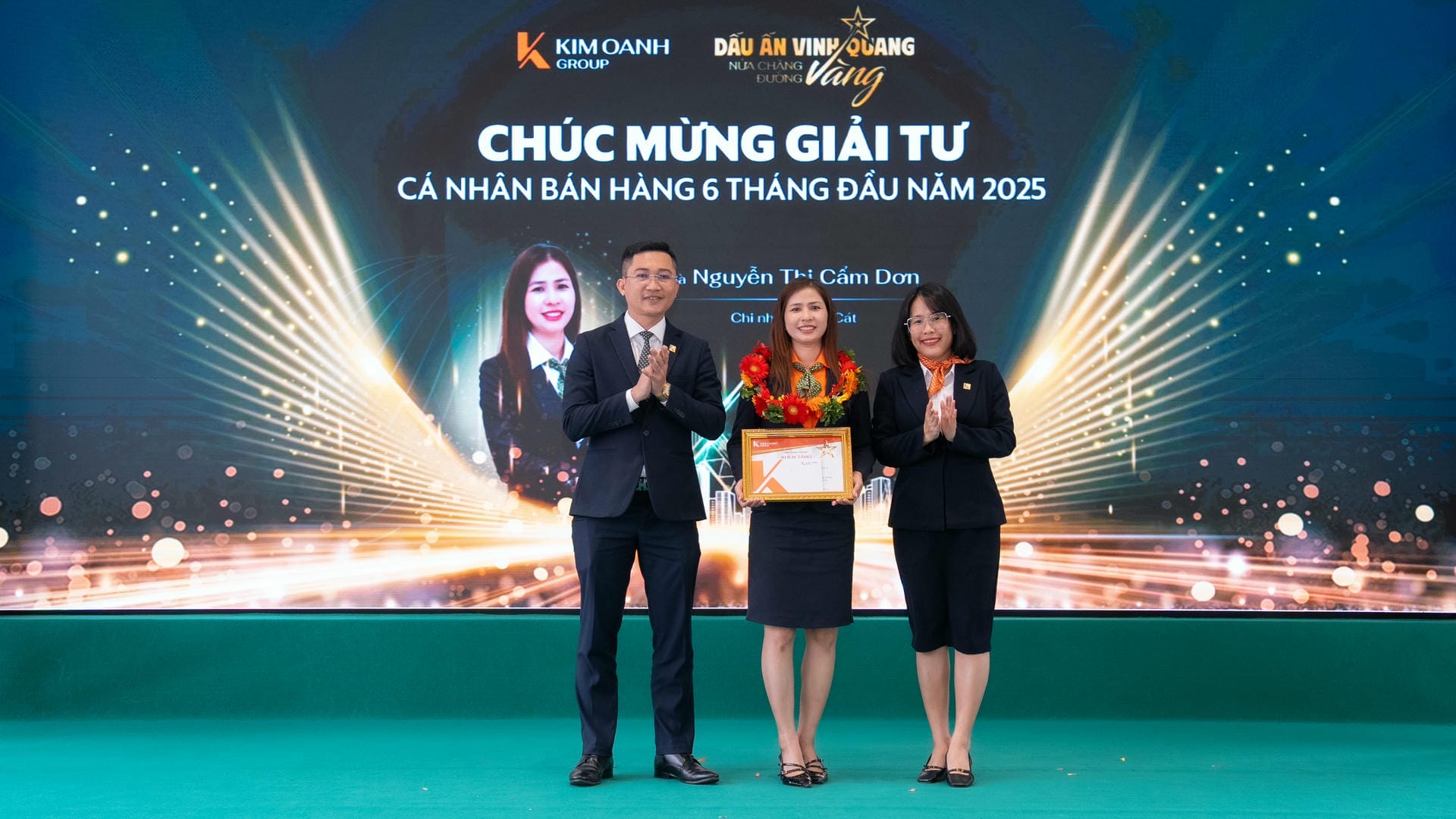 Bà Nguyễn Thị Cẩm Dơn - Nhóm 3 - Phòng 4 - Chi nhánh Bến Cát được vinh danh với Giải Tư - Cá nhân bán hàng 6 tháng đầu năm 2025.