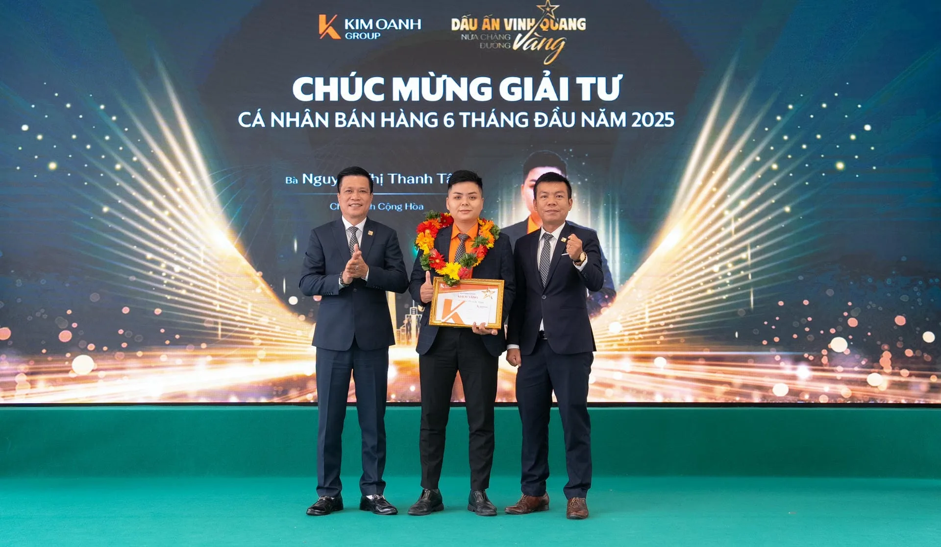 Bà Nguyễn Thị Thanh Tâm - Nhóm 1 - Phòng 5 - Chi nhánh Cộng Hòa được vinh danh với Giải Tư - Cá nhân bán hàng 6 tháng đầu năm 2025.