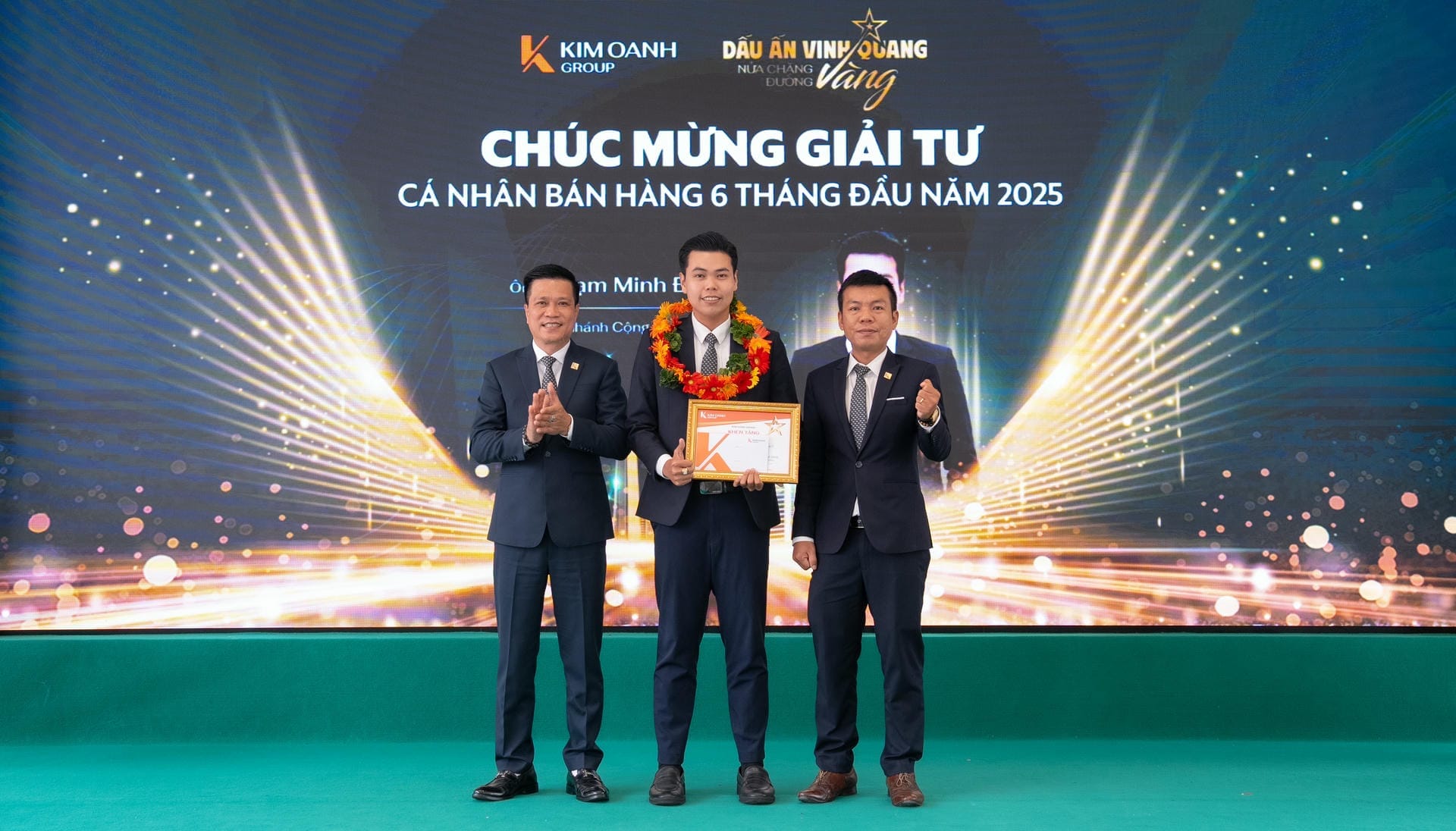 Ông Phạm Minh Đạt - Nhóm 3 - Phòng 2 - Chi nhánh Cộng Hòa được vinh danh với Giải Tư - Cá nhân bán hàng 6 tháng đầu năm 2025.