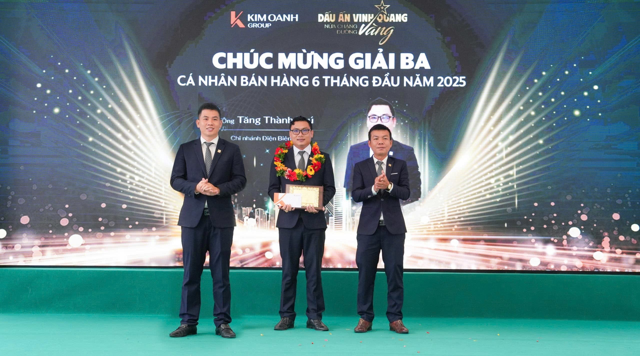 Ông Tăng Thành Phú - Nhóm 3 - Phòng 3 - Chi nhánh Điện Biên Phủ được vinh danh với Giải Ba - Cá nhân bán hàng 6 tháng đầu năm 2025.