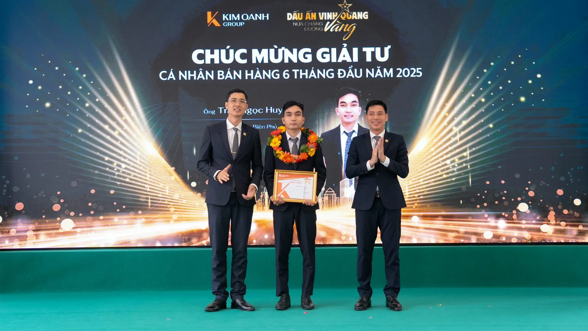 Ông Trần Ngọc Huy - Nhóm 2 - Phòng 6 - Chi nhánh Điện Biên Phủ được vinh danh với Giải Tư - Cá nhân bán hàng 6 tháng đầu năm 2025.