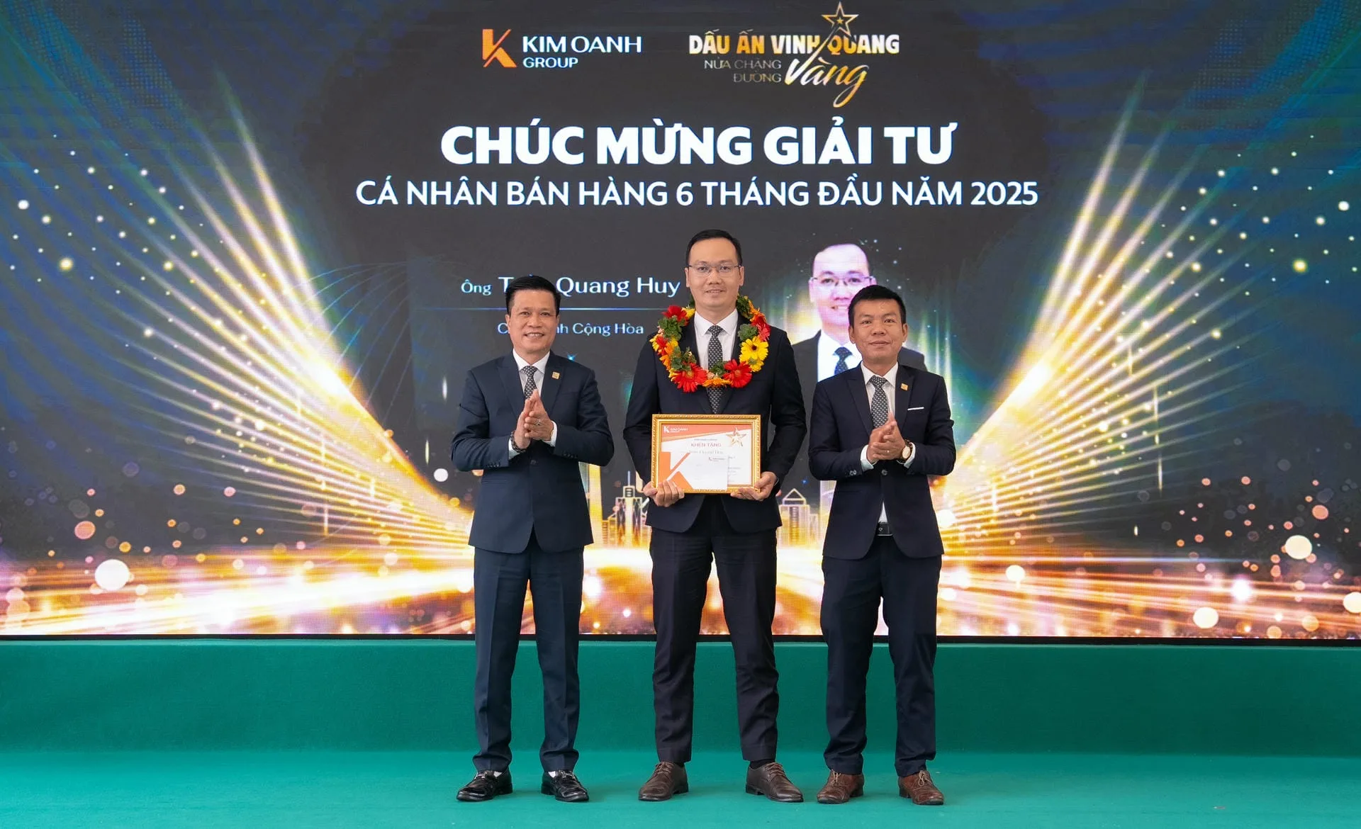 Ông Trần Quang Huy - Nhóm 2 - Phòng 1 - Chi nhánh Cộng Hòa được vinh danh với Giải Tư - Cá nhân bán hàng 6 tháng đầu năm 2025.