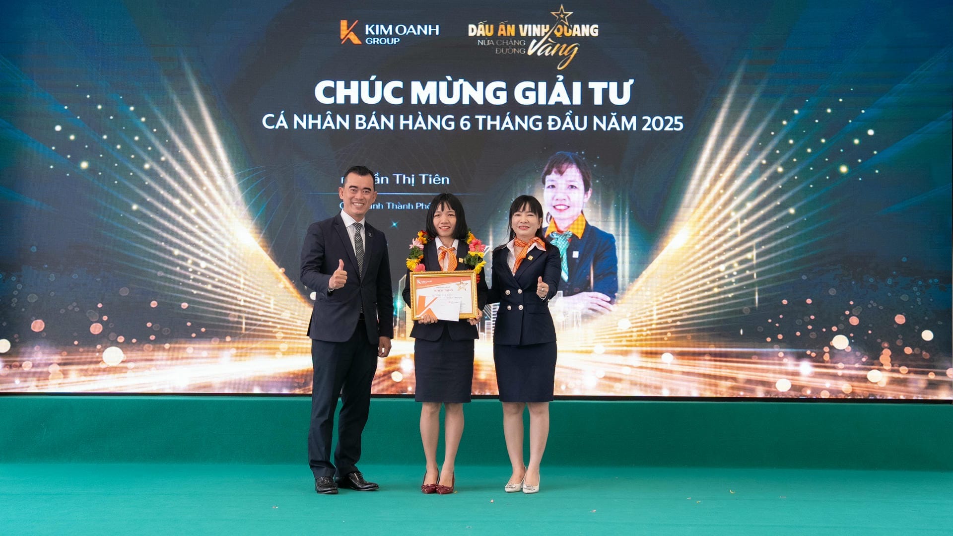 Bà Trần Thị Tiên - Nhóm 1 - Phòng 6 - Chi nhánh Thành Phố Mới được vinh danh với Giải Tư - Cá nhân bán hàng 6 tháng đầu năm 2025.