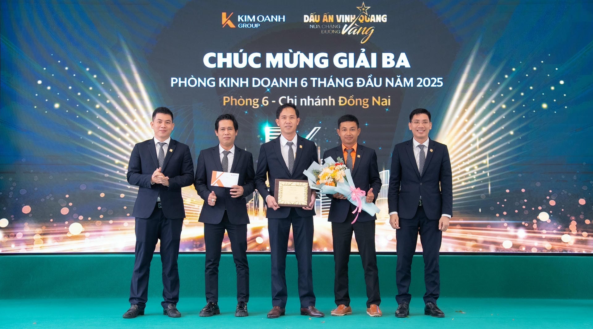 Phòng 6 - Chi nhánh Đồng Nai được vinh danh với Giải Ba - Nhóm kinh doanh xuất sắc 6 tháng đầu năm 2025.