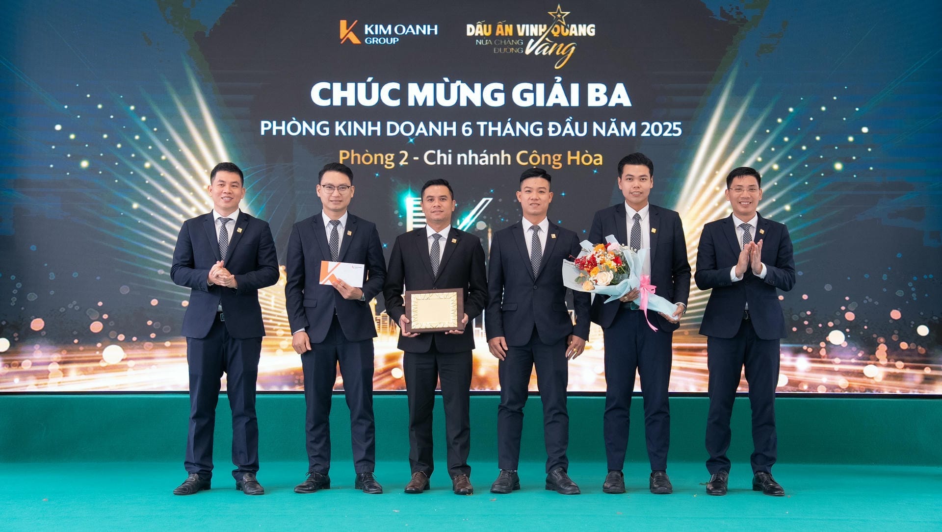 Phòng 2 - Chi nhánh Cộng Hòa được vinh danh với Giải Ba - Nhóm kinh doanh xuất sắc 6 tháng đầu năm 2025.