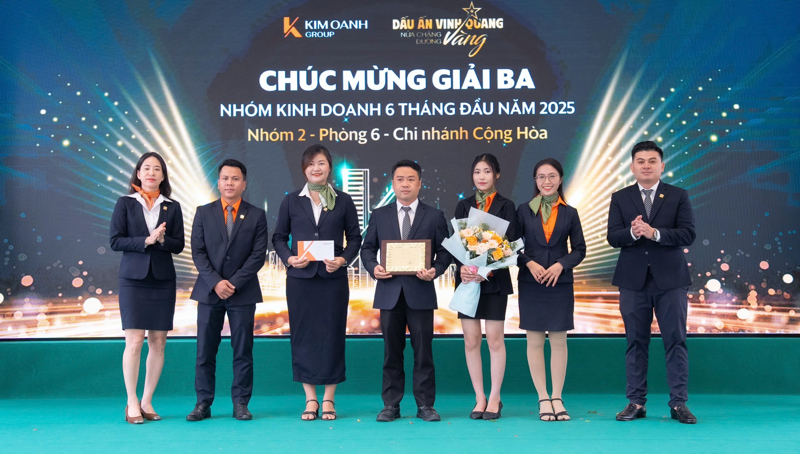Nhóm 2 - Phòng 6 - Chi nhánh Cộng Hòa được vinh danh với Giải Ba - Nhóm kinh doanh xuất sắc 6 tháng đầu năm 2025.