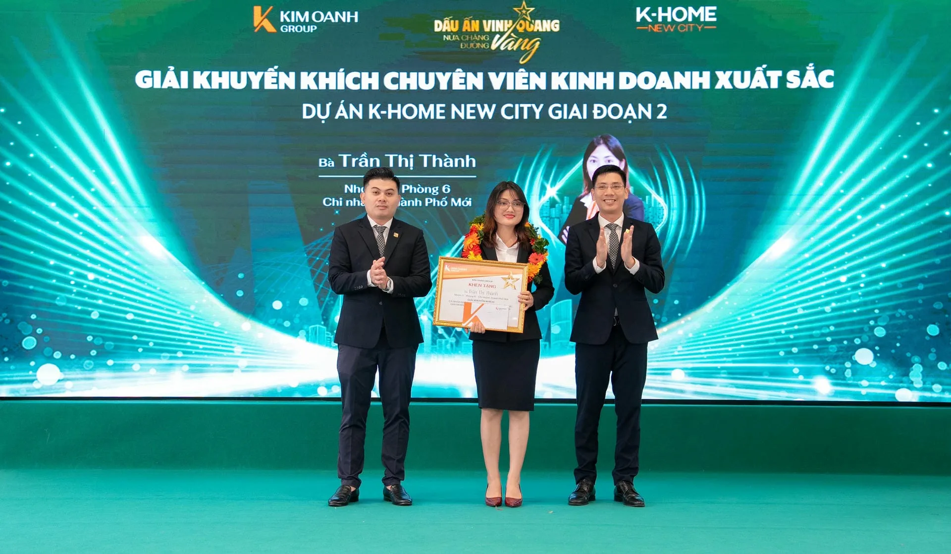 Bà Trần Thị Thành đến từ Nhóm 1 - Phòng 6 - Chi nhánh Thành Phố Mới được vinh danh với Giải Khuyến khích - Chuyên viên kinh doanh xuất sắc dự án K-Home New City giai đoạn 2.