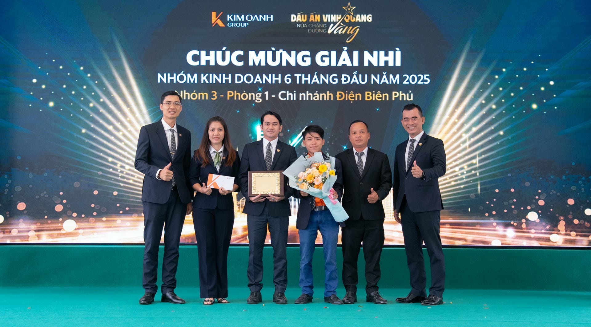 Nhóm 3 - Phòng 1 - Chi nhánh Điện Biên Phủ được vinh danh với Giải Nhì - Nhóm Kinh doanh xuất sắc 6 tháng đầu năm 2025.