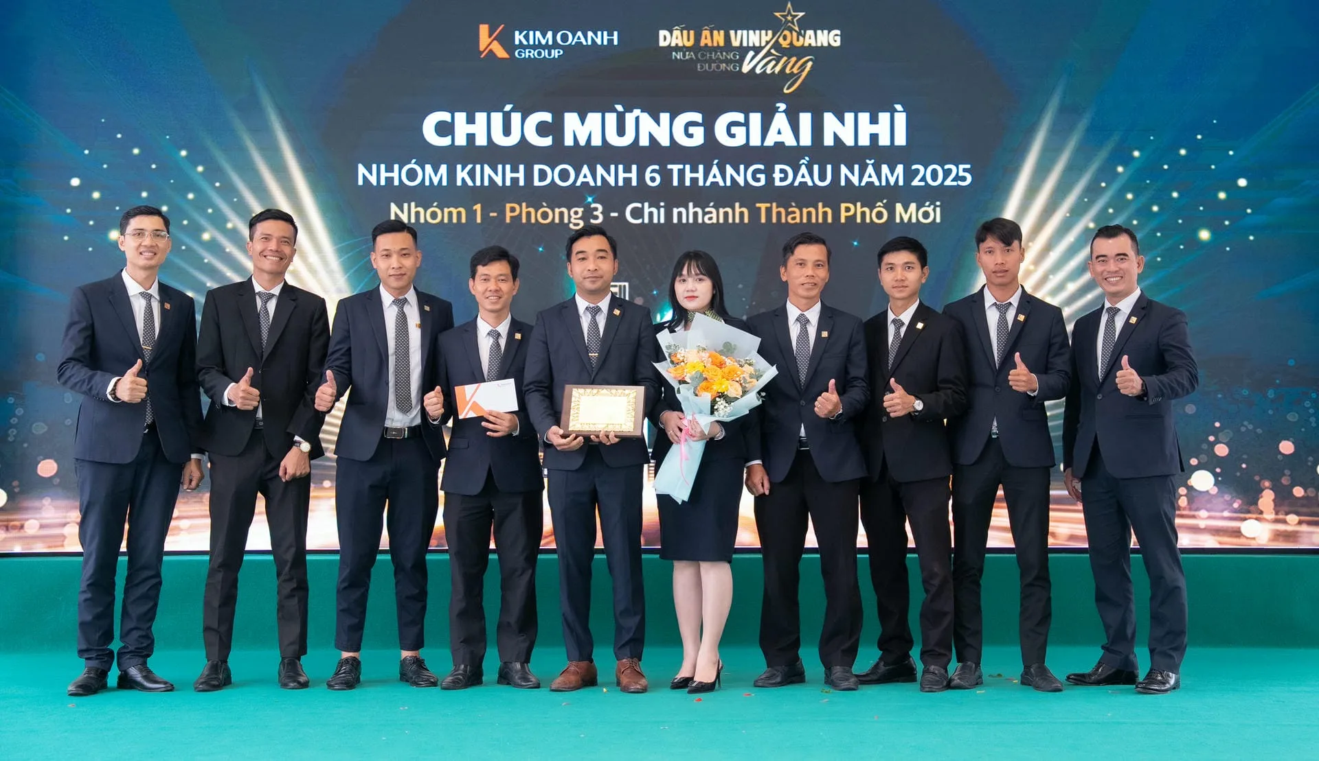 Nhóm 1 - Phòng 3 - Chi nhánh Thành Phố Mới được vinh danh với Giải Nhì - Nhóm kinh doanh xuất sắc 6 tháng đầu năm 2025.