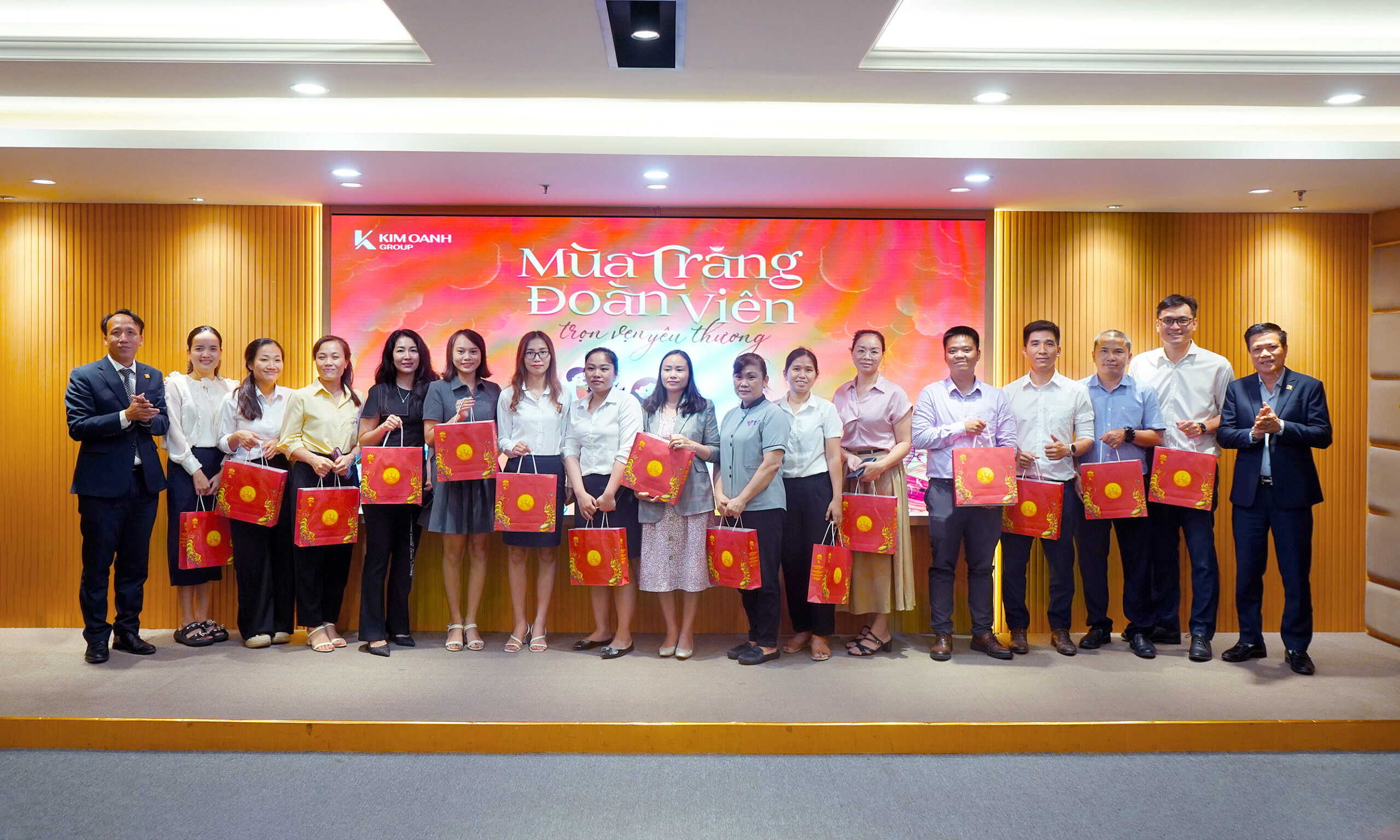 Ông Nguyễn Lương Thọ - Phó Tổng Giám đốc Vận hành và ông Tô Duy Chinh – Giám đốc Khối Kinh doanh Tập đoàn trao quà trung thu cho gia đình CBNV