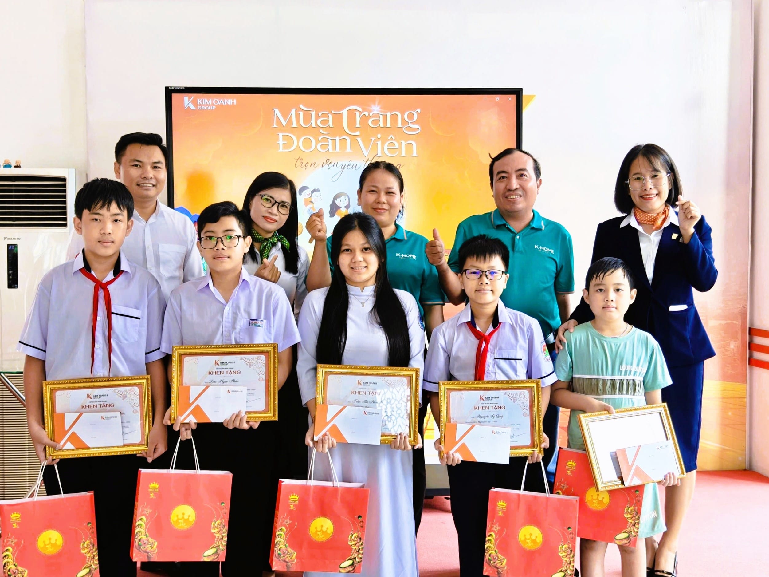 Bà Phan Thị Thu Trang – Giám đốc Chi nhánh Bến Cát trao quà trung thu và khen thưởng cho con của CBNV