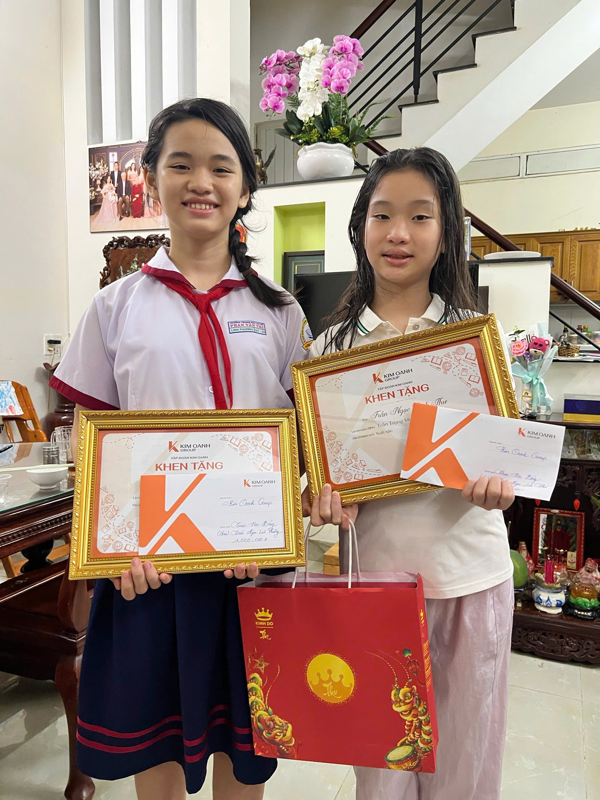 Những “thành viên nhí” của Kim Oanh Group vui vẻ check-in cùng quà trung thu và phần thưởng từ Tập đoàn