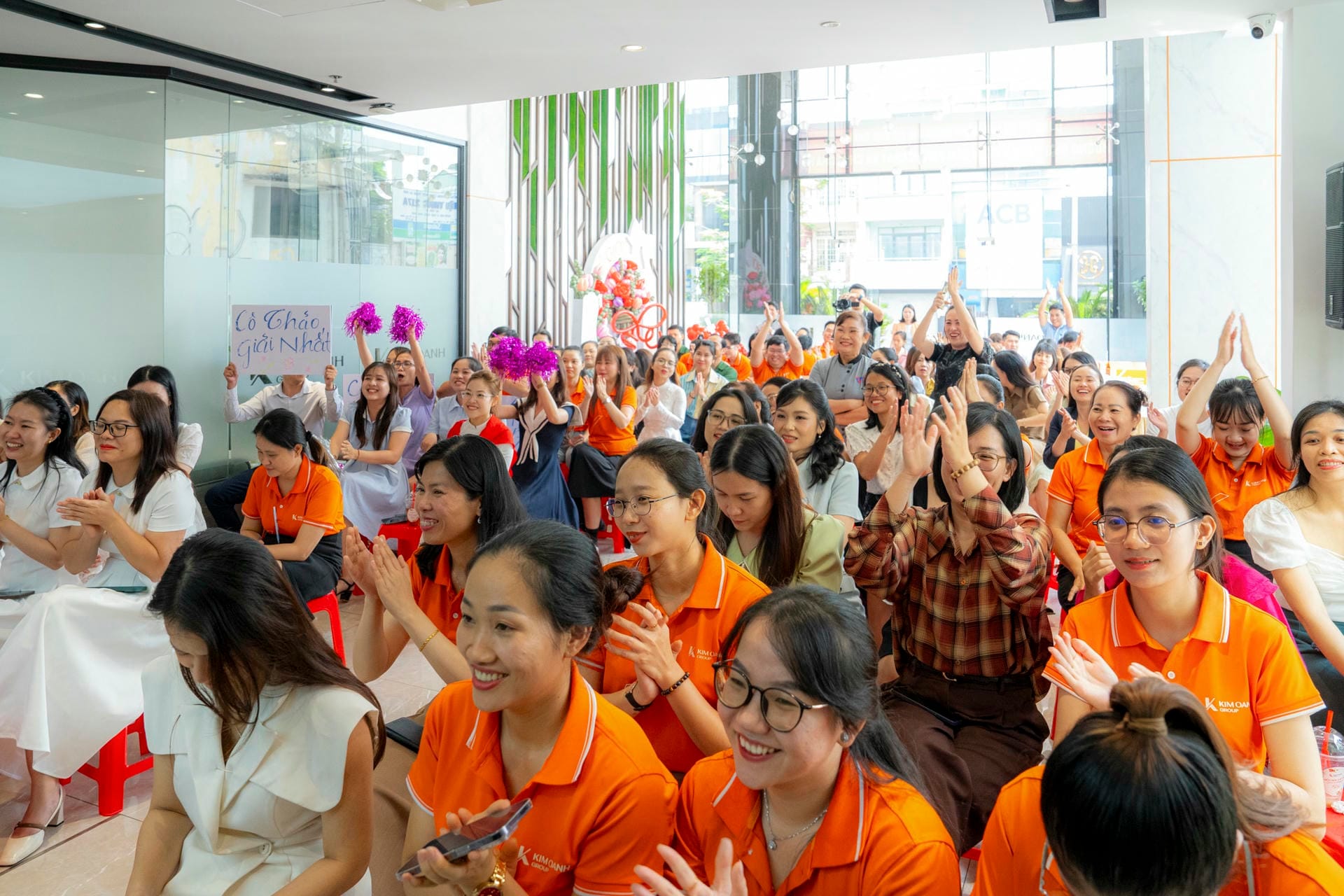 Chương trình nhận được sự tham gia hưởng ứng nồng nhiệt từ phái đẹp Tập đoàn