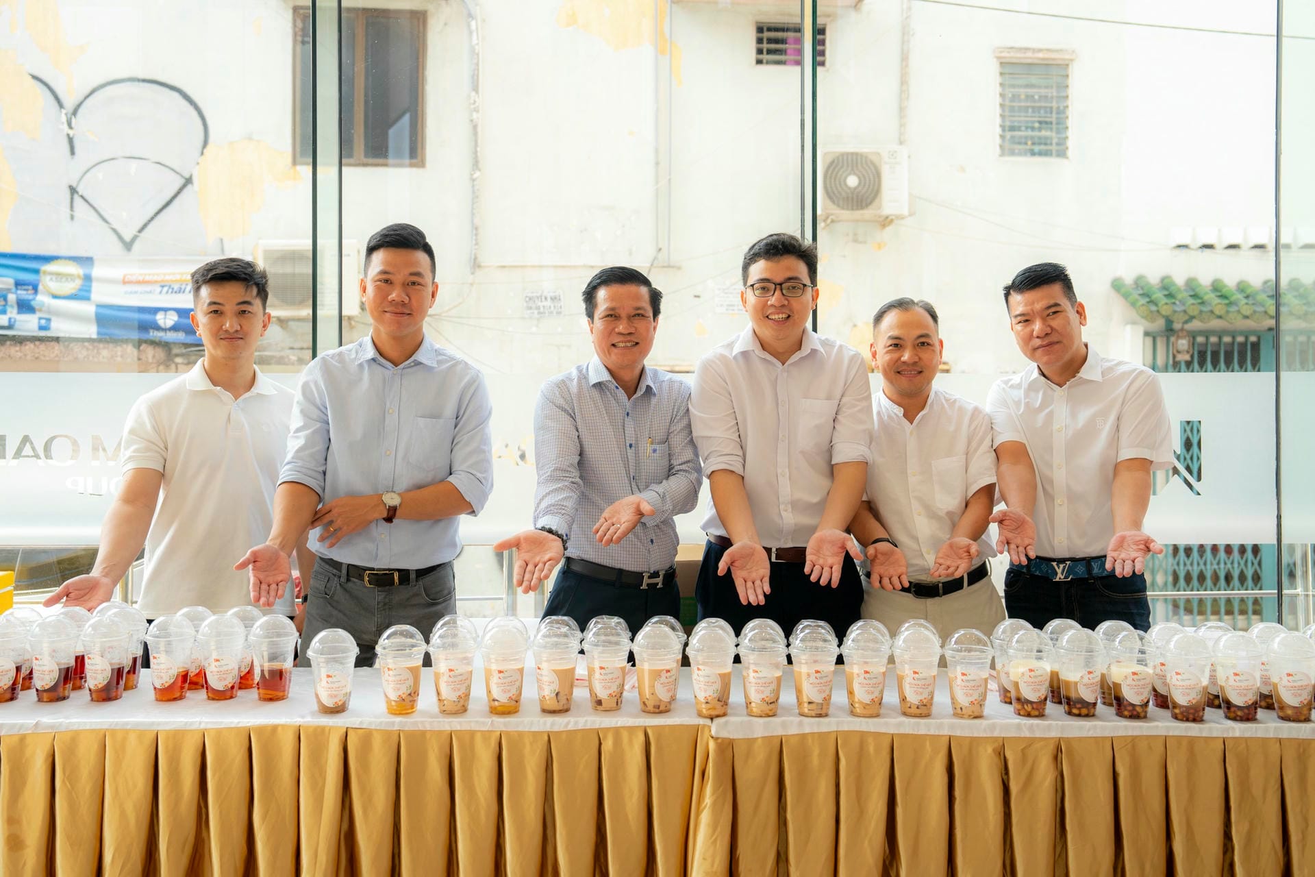 Dàn “nam thần” của Kim Oanh Group với những “ly trà sữa thương yêu” mang đến món quà ngọt ngào cho phái đẹp