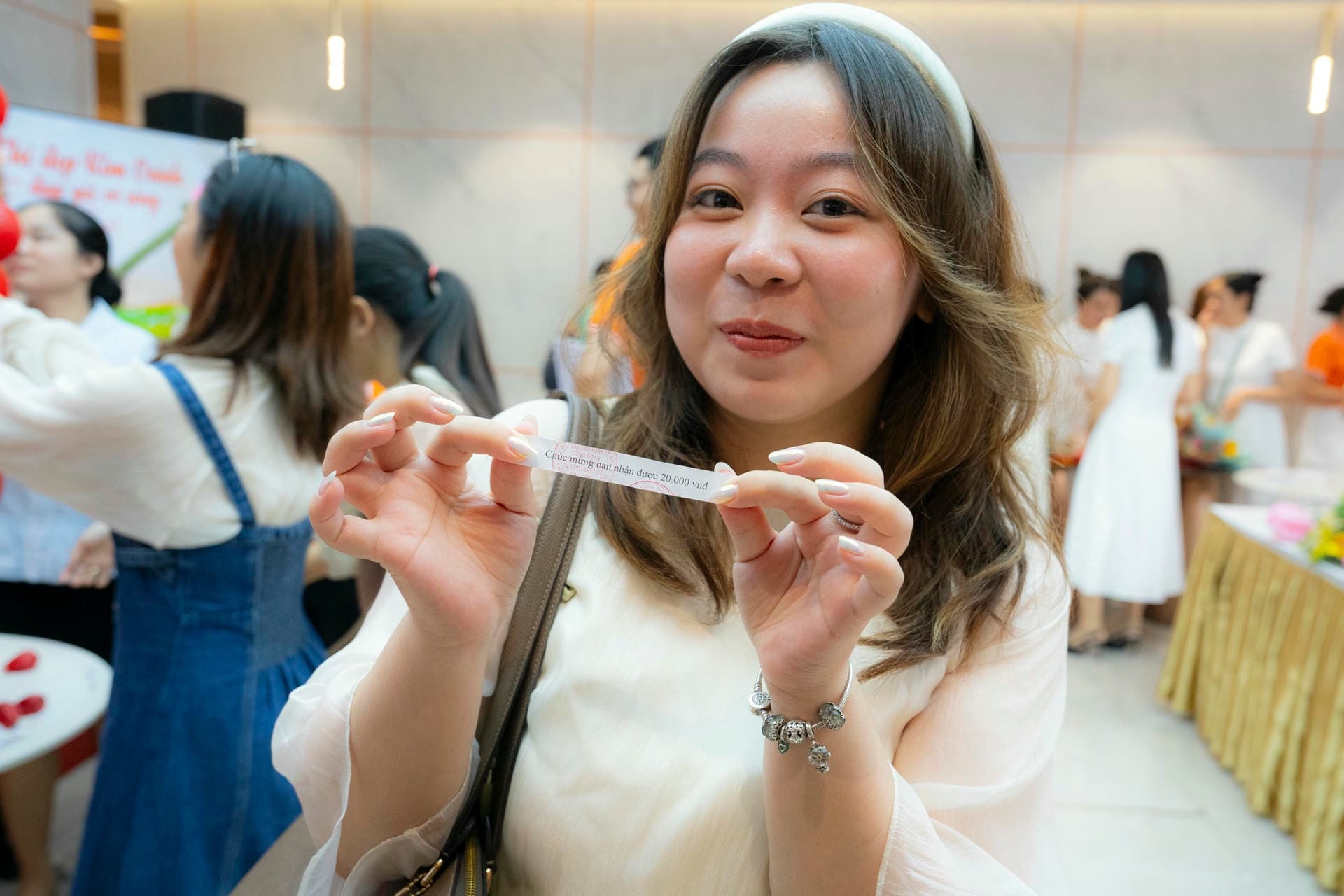 Phái đẹp Kim Oanh Group hào hứng khám phá món quà bí mật được giấu trong những chiếc bong bóng