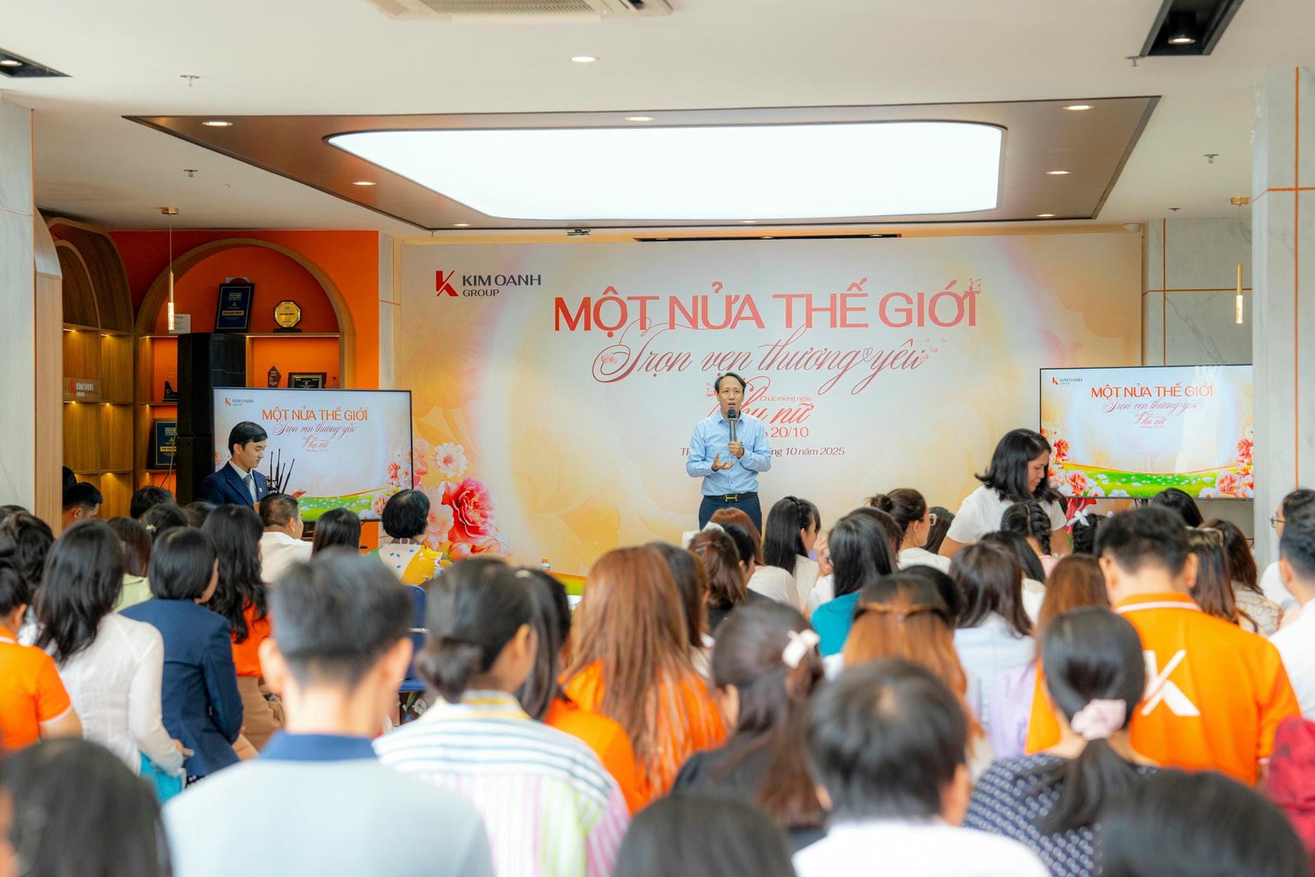 Ông Nguyễn Lương Thọ - Phó Tổng Giám đốc Vận hành Tập đoàn, đại diện phái mạnh chúc mừng 20/10 đến những bóng hồng Kim Oanh Group