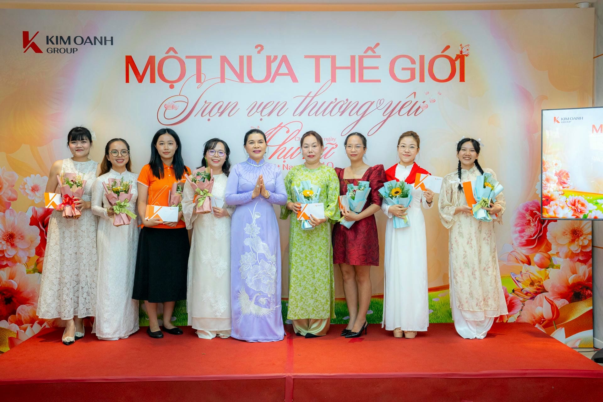 Chủ tịch Đặng Thị Kim Oanh cùng những thí sinh xuất sắc của cuộc thi “Chị đẹp Kim Oanh đạp gió rẽ sóng”
