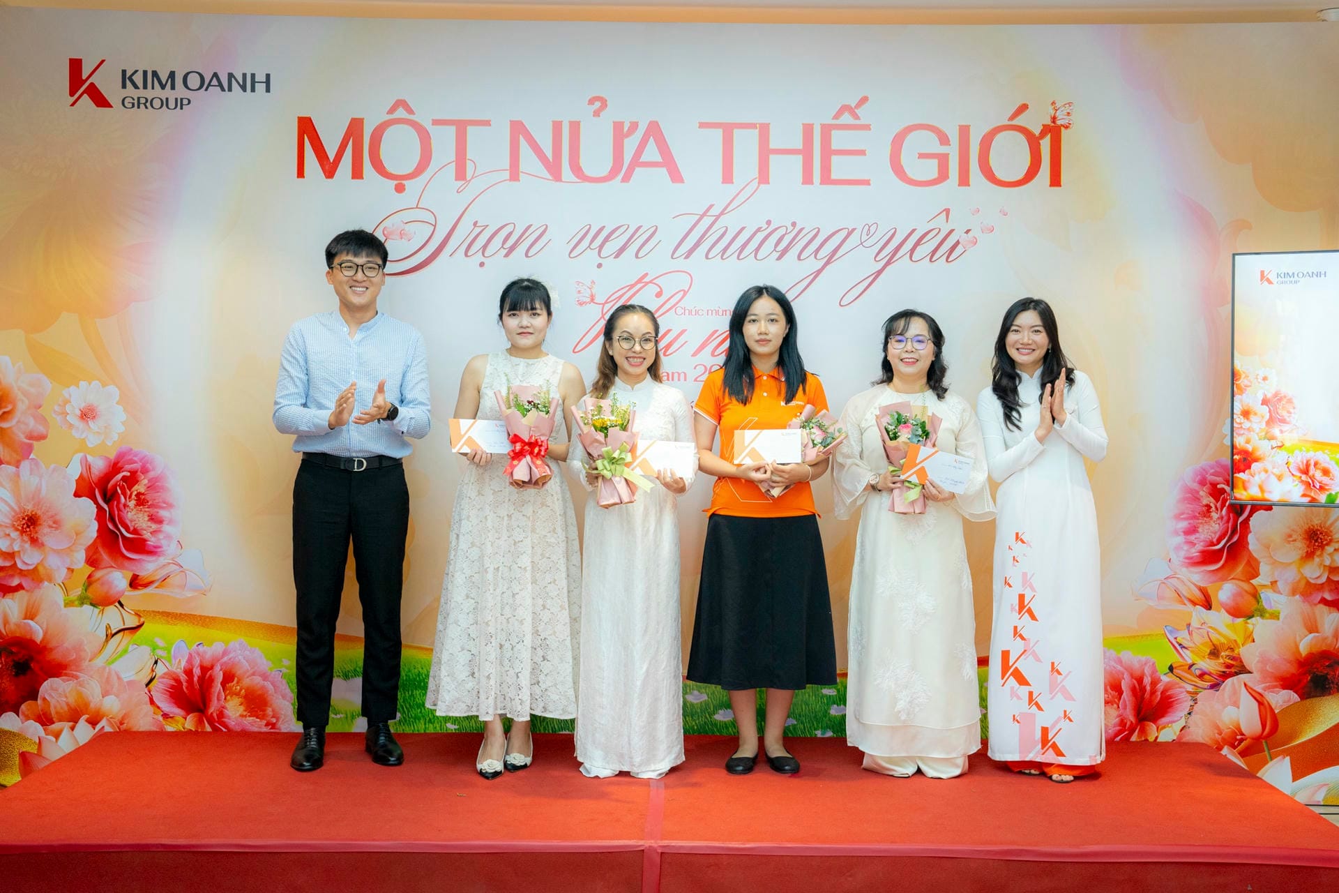 Bà Nguyễn Ngọc Ánh và ông Nguyễn Phú Đức – Thành viên HĐQT Tập đoàn trao các giải: Chị đẹp toàn năng, Chị đẹp bản lĩnh, Chị đẹp rạng rỡ và Chị đẹp ấn tượng cho 4 thí sinh xuất sắc nhất