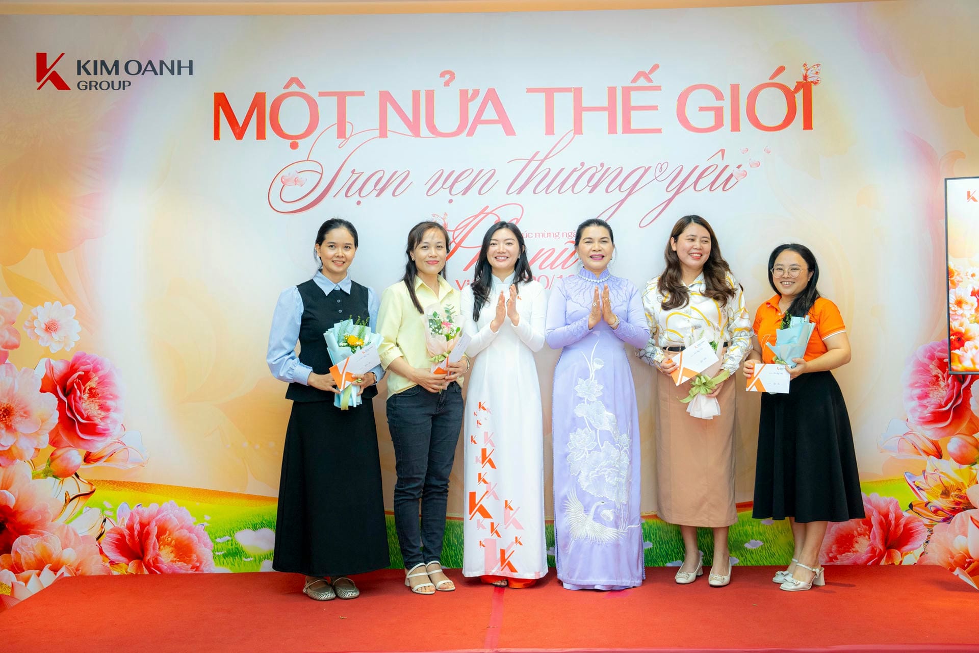 Chủ tịch Đặng Thị Kim Oanh và Phó Chủ tịch thường trực Nguyễn Ngọc Ánh trao thưởng cho các chị em đạt giải minigame “Thử tài đi chợ”