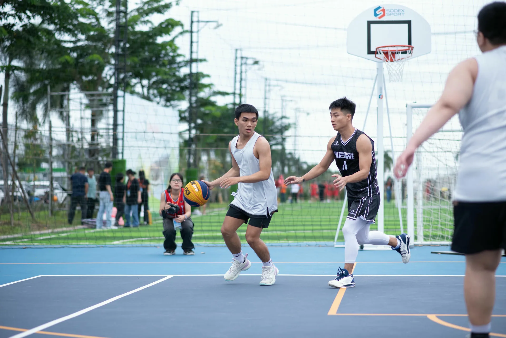 Sân bóng rổ được thiết kế hiện đại.