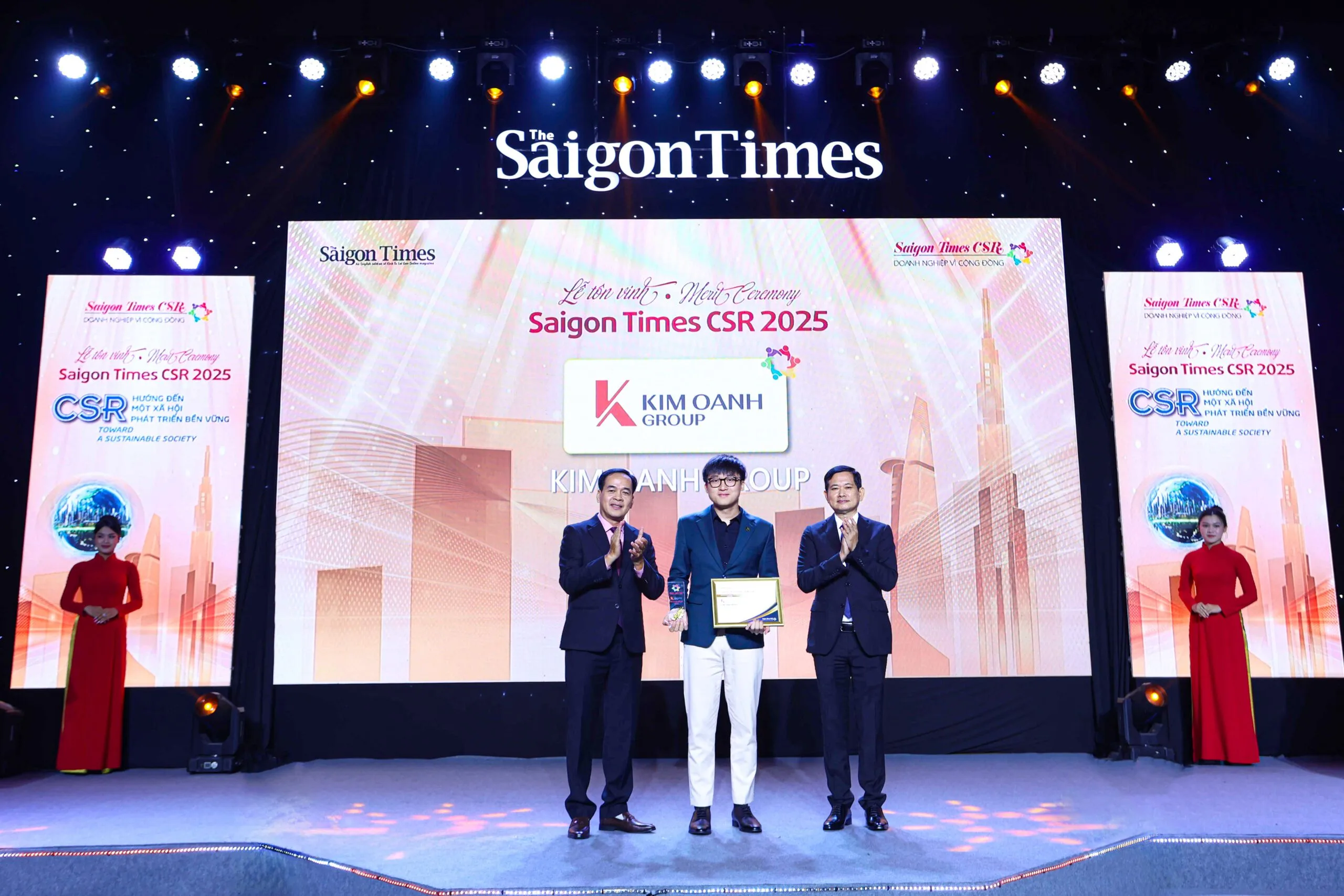 Ông Nguyễn Phú Đức – Thành viên Hội đồng quản trị Kim Oanh Group, Giám đốc Quỹ Khởi Sự Từ Tâm đại diện Tập đoàn Kim Oanh nhận giải “Doanh nghiệp vì cộng đồng”