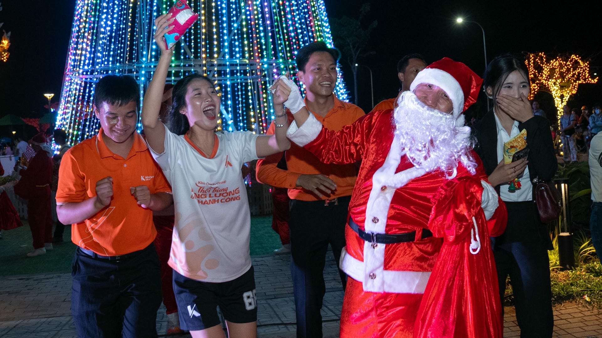 Màn hóa thân thành ông già Noel từ đội ngũ quản lý cấp cao khiến nhiều nhân sự bất ngờ, thích thú.