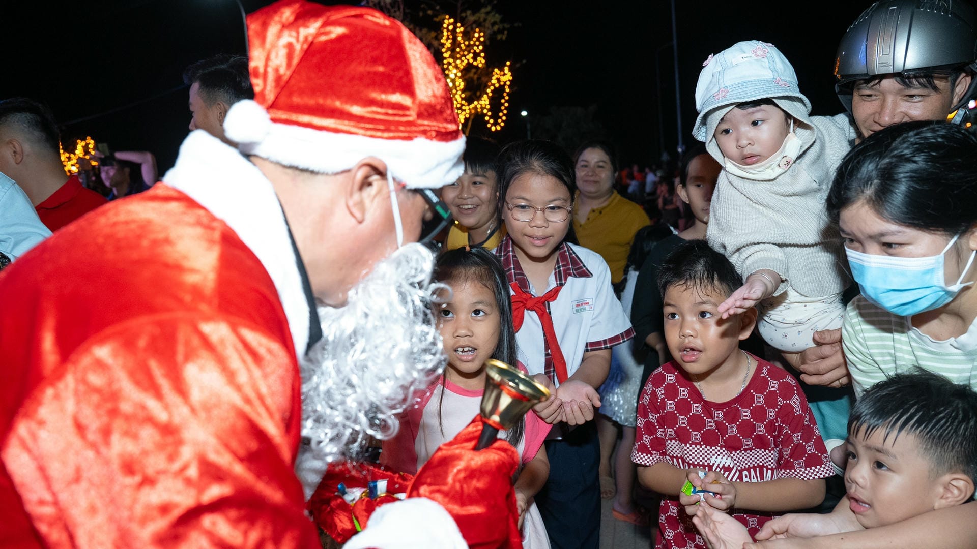 Các em nhỏ hào hứng vây quanh ông già Noel