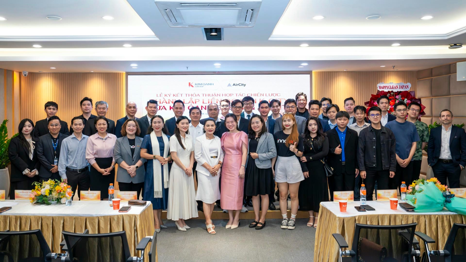 Đại diện Kim Oanh Group, AirCity và các đối tác chụp ảnh lưu niệm tại Lễ ký kết