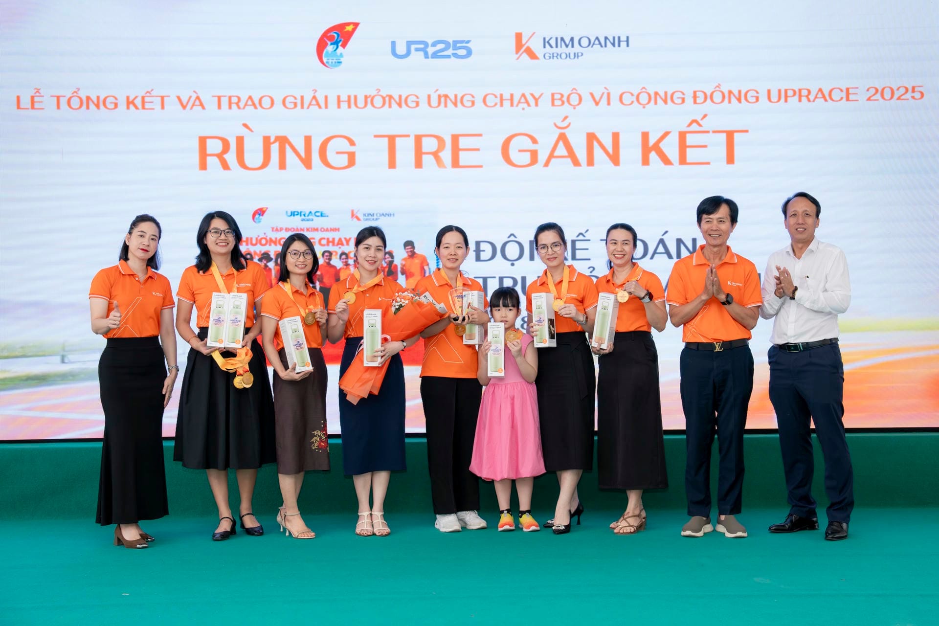 Giải RỪNG TRE GẮN KẾT (nhóm có số km tích lũy trung bình cao nhất) được trao cho đội Kế toán Trụ sở Kim Oanh