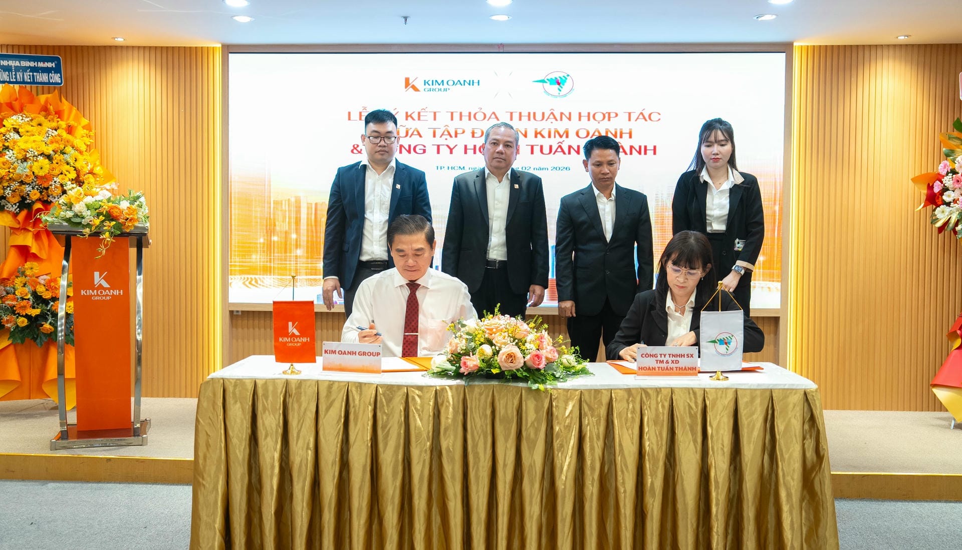 Ông Nguyễn Thuận và bà Nguyễn Thị Như Thùy - Chủ tịch, Giám đốc đại diện pháp lý Công ty Hoàn Tuấn Thành thực hiện nghi thức ký kết