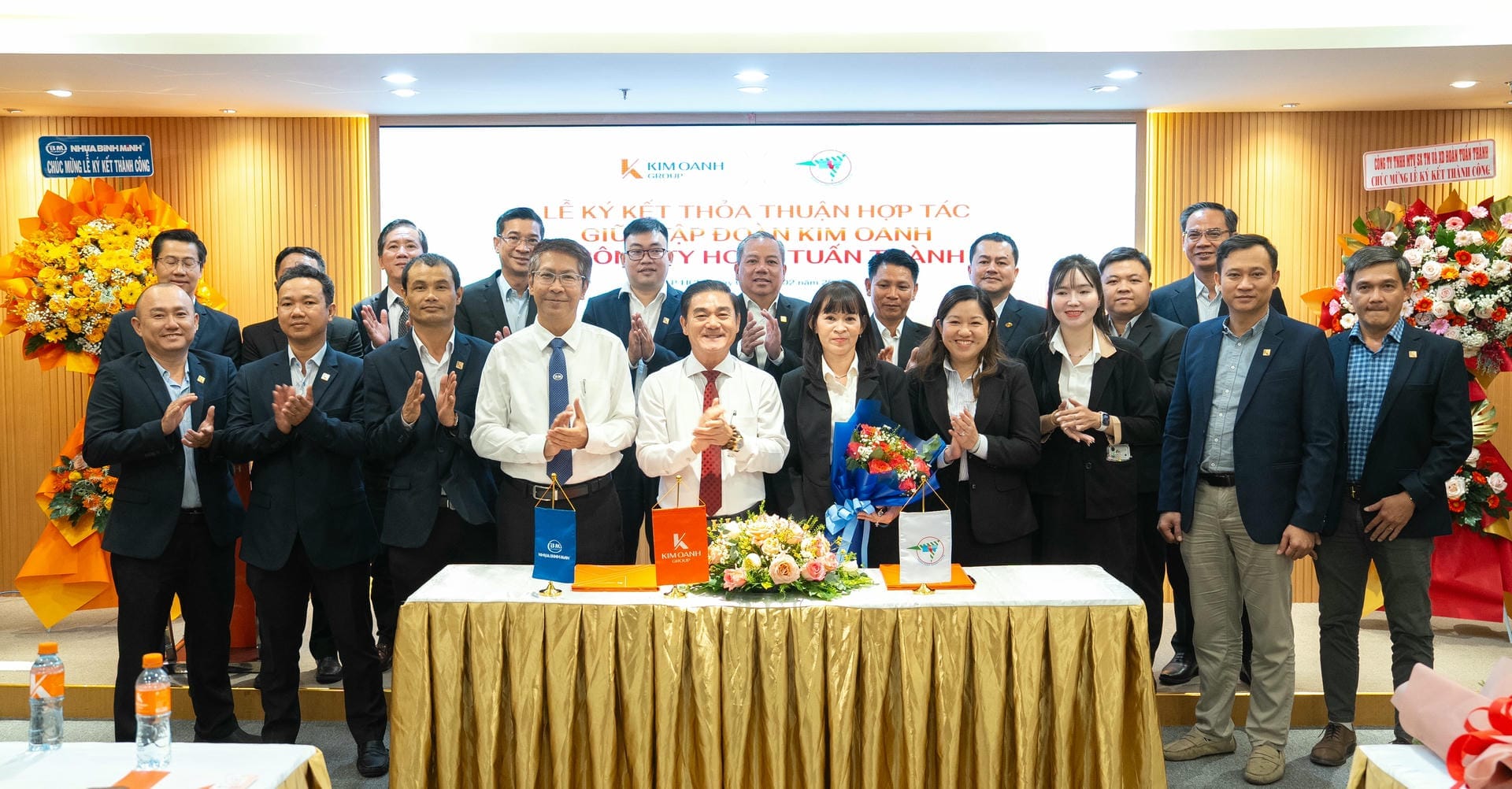 Đại diện các đơn vị chụp ảnh lưu niệm tại buổi lễ