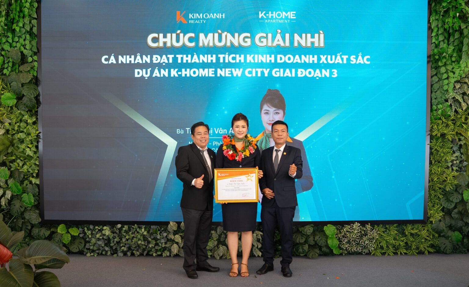 Ông Đoàn Vũ Phong và ông Nguyễn Tấn Sự – Giám đốc Chi nhánh Phạm Văn Đồng trao giải Nhì hạng mục cá nhân đạt thành tích xuất sắc trong chiến dịch K-Home New City giai đoạn 3 cho bà Trần Thị Vân Anh - Nhóm 3 - Phòng 6 - Chi nhánh Cộng Hòa.