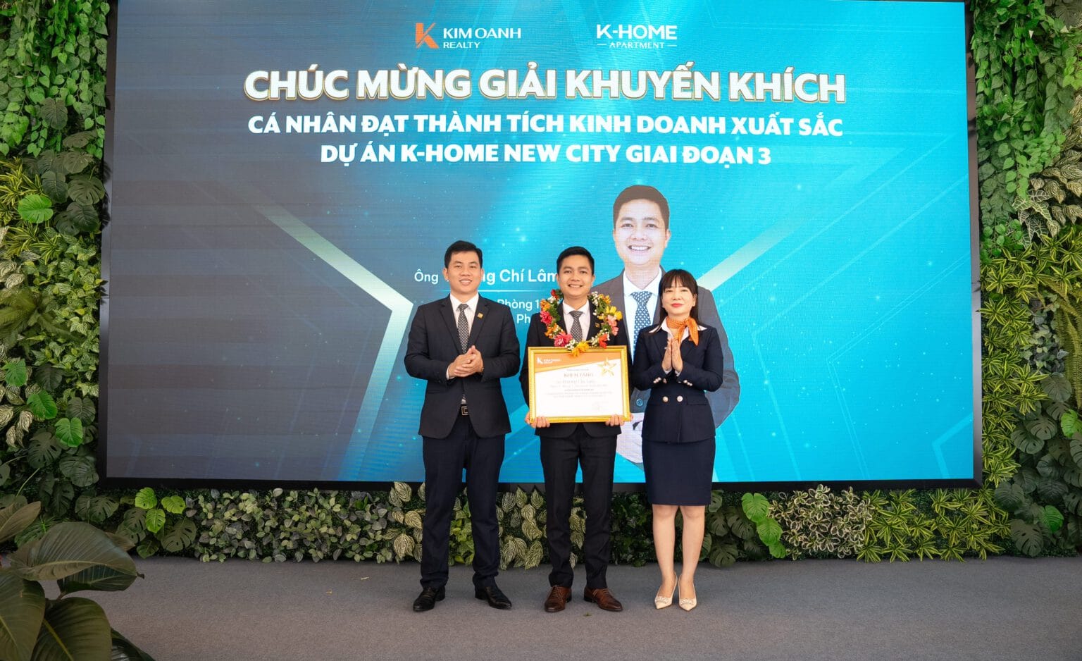 Ông Trịnh Thanh Tuấn – Giám đốc Chi nhánh Điện Biên Phủ và bà Lê Thị Hạnh – Giám đốc Chi nhánh Thành Phố Mới trao giải Khuyến khích hạng mục cá nhân đạt thành tích xuất sắc trong chiến dịch K-Home New City giai đoạn 3 cho ông Trương Chí Lâm - Nhóm 1 - Phòng 1 - Chi nhánh Thành Phố Mới.