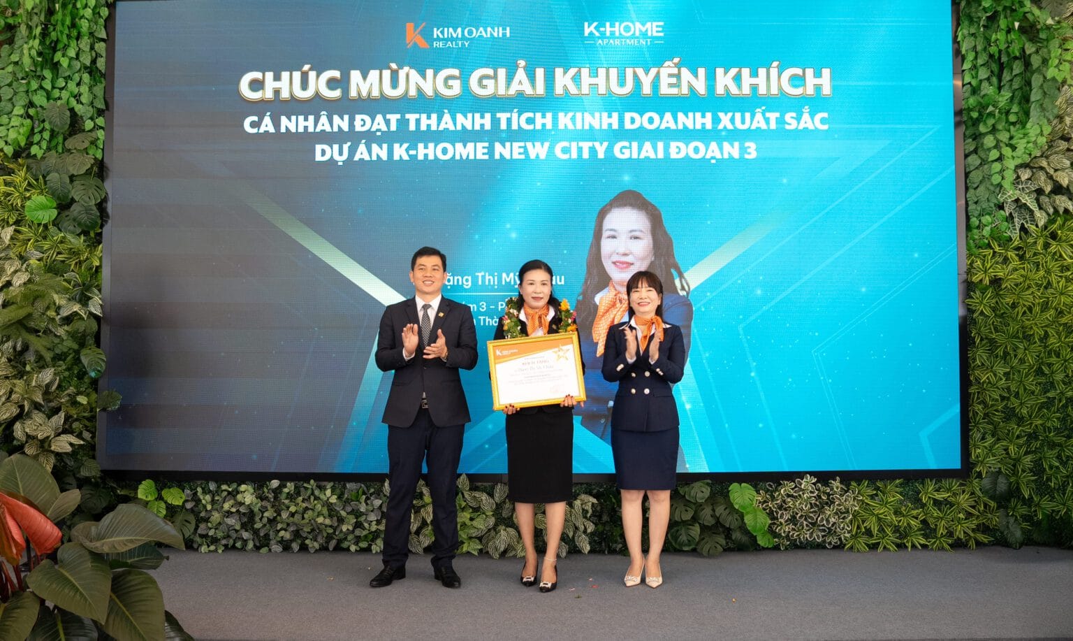 Bà Đặng Thị Mỹ Châu - Nhóm 3 - Phòng 5 - Chi nhánh Thành Phố Mới được vinh danh tại giải Khuyến khích hạng mục cá nhân đạt thành tích xuất sắc trong chiến dịch K-Home New City giai đoạn 3.