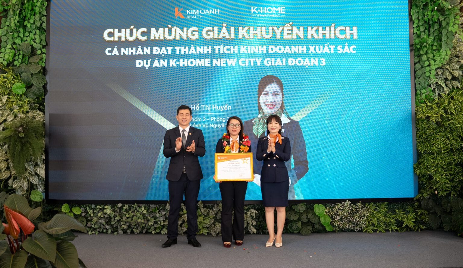 Bà Hồ Thị Huyền - Nhóm 2 - Phòng 2 - Chi nhánh Võ Nguyên Giáp được vinh danh tại giải Khuyến khích hạng mục cá nhân đạt thành tích xuất sắc trong chiến dịch K-Home New City giai đoạn 3.
