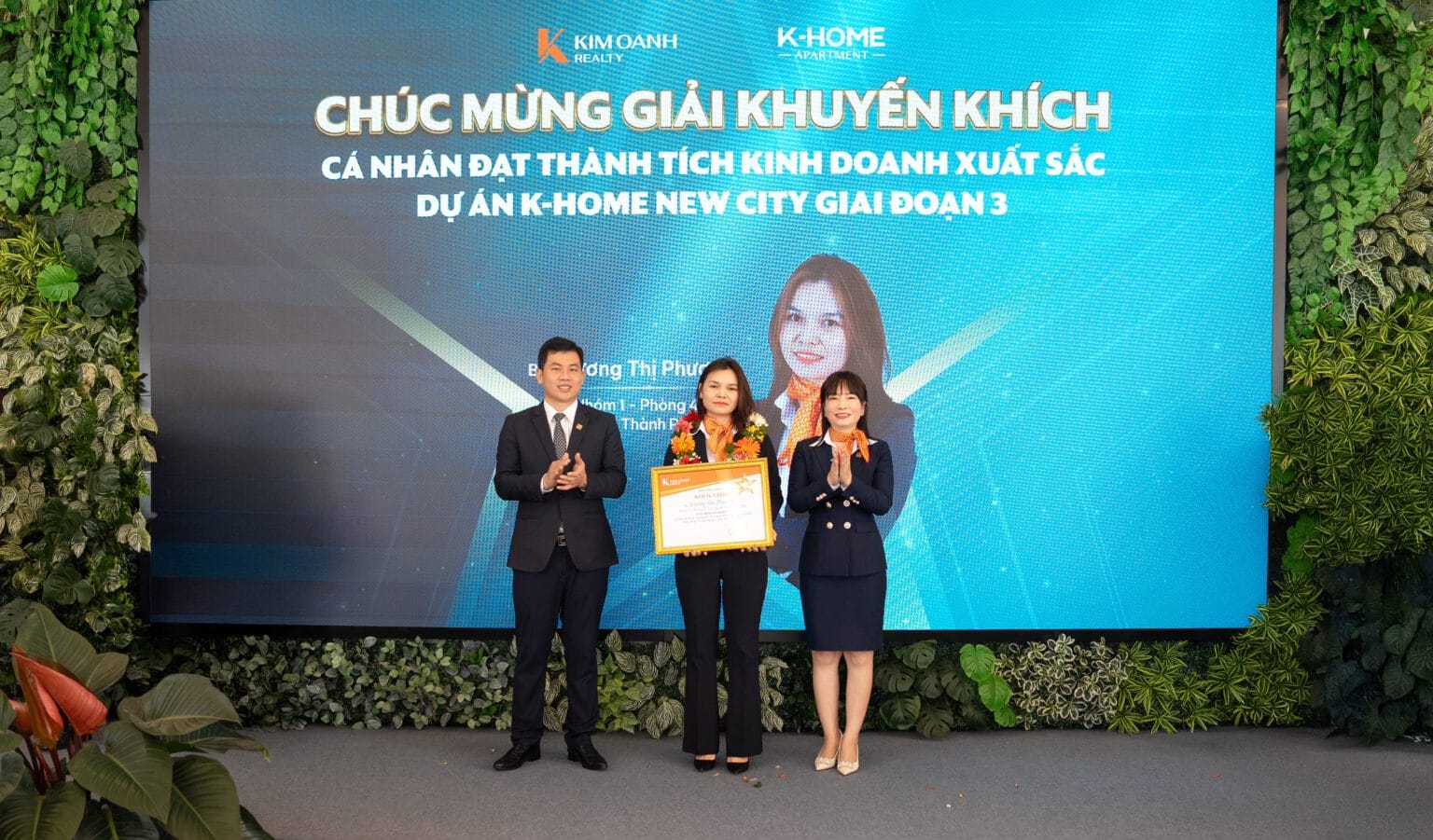 Bà Trương Thị Phương - Nhóm 1 - Phòng 4 - Chi nhánh Thành Phố Mới được vinh danh tại giải Khuyến khích hạng mục cá nhân đạt thành tích xuất sắc trong chiến dịch K-Home New City giai đoạn 3.