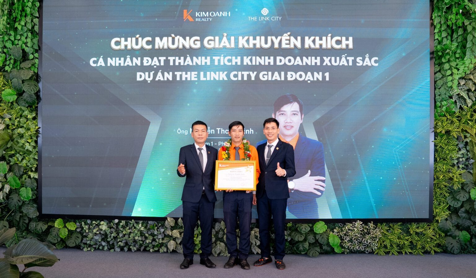 Ông Đặng Văn Quy và ông Nguyễn Tấn Sự trao giải Khuyến khích hạng mục cá nhân đạt thành tích xuất sắc trong chiến dịch The Link City giai đoạn 1 cho ông Nguyễn Thanh Bình - Nhóm 1 - Phòng 6 - Chi nhánh Đồng Nai.