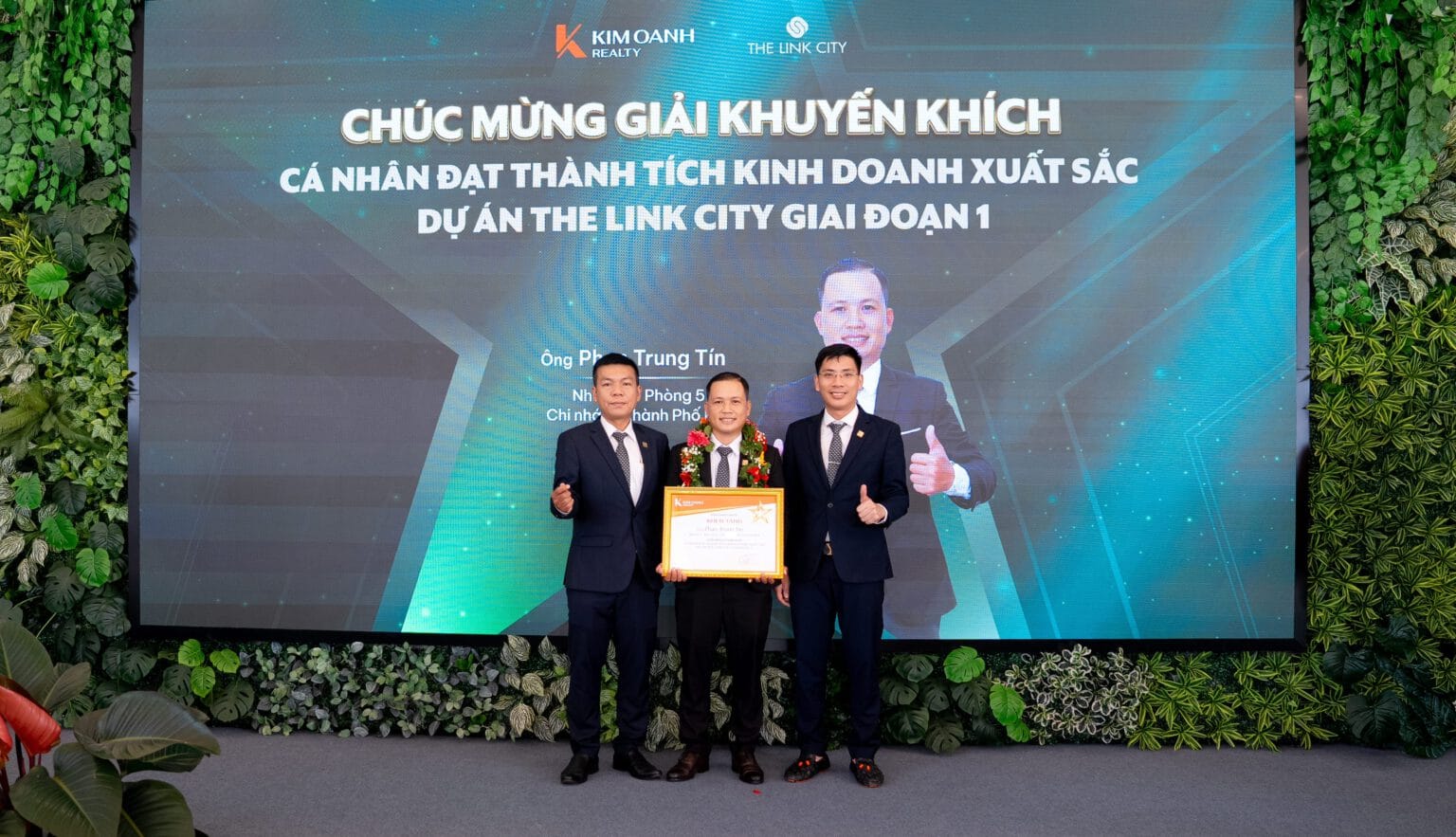 Ông Phan Trung Tín - Nhóm 2 - Phòng 5 - Chi nhánh Thành Phố Mới được vinh danh tại giải Khuyến khích hạng mục cá nhân đạt thành tích xuất sắc trong chiến dịch The Link City giai đoạn 1.