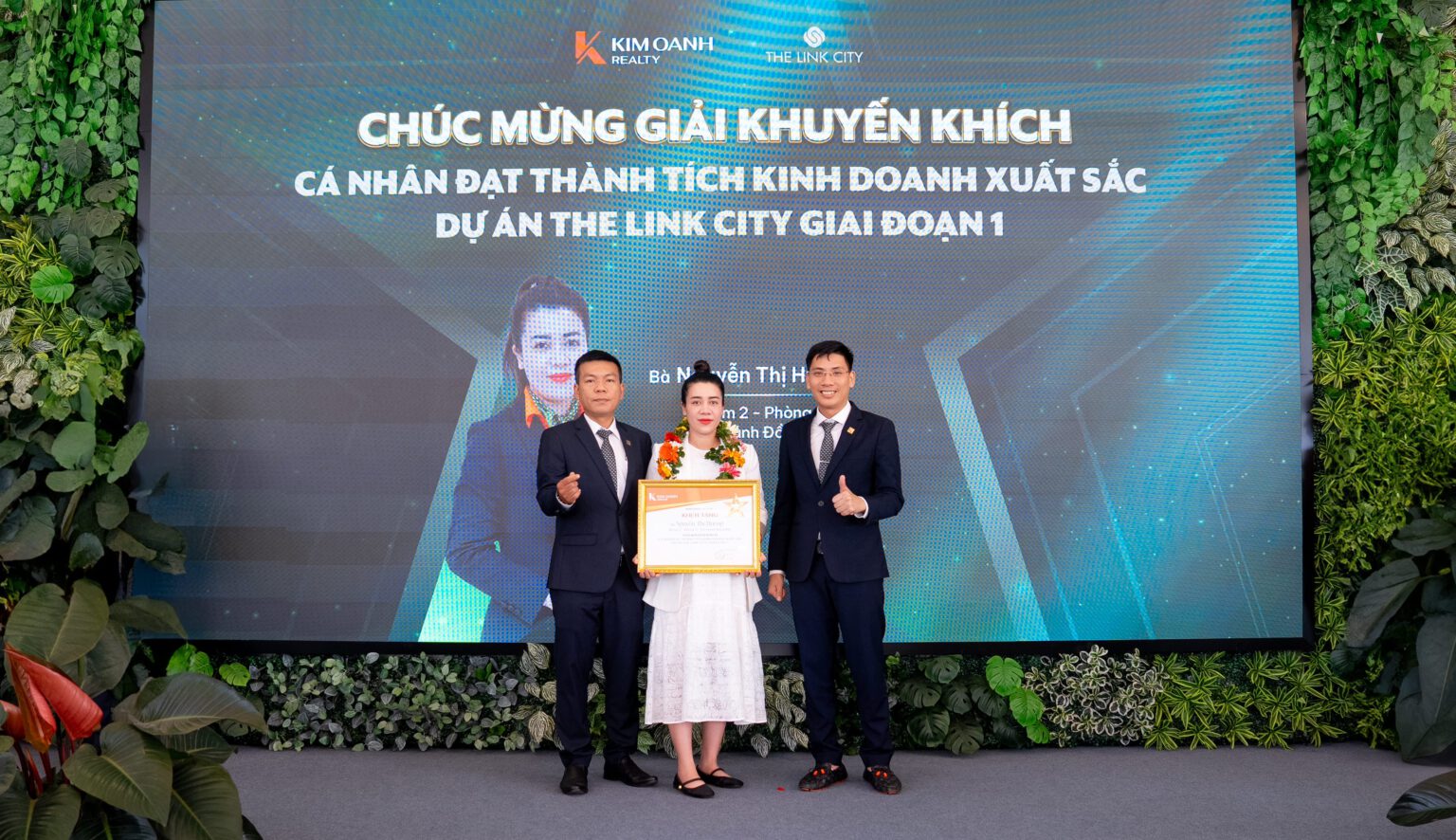 Bà Nguyễn Thị Hường - Nhóm 2 - Phòng 3 - Chi nhánh Đồng Nai được vinh danh tại giải Khuyến khích hạng mục cá nhân đạt thành tích xuất sắc trong chiến dịch The Link City giai đoạn 1.