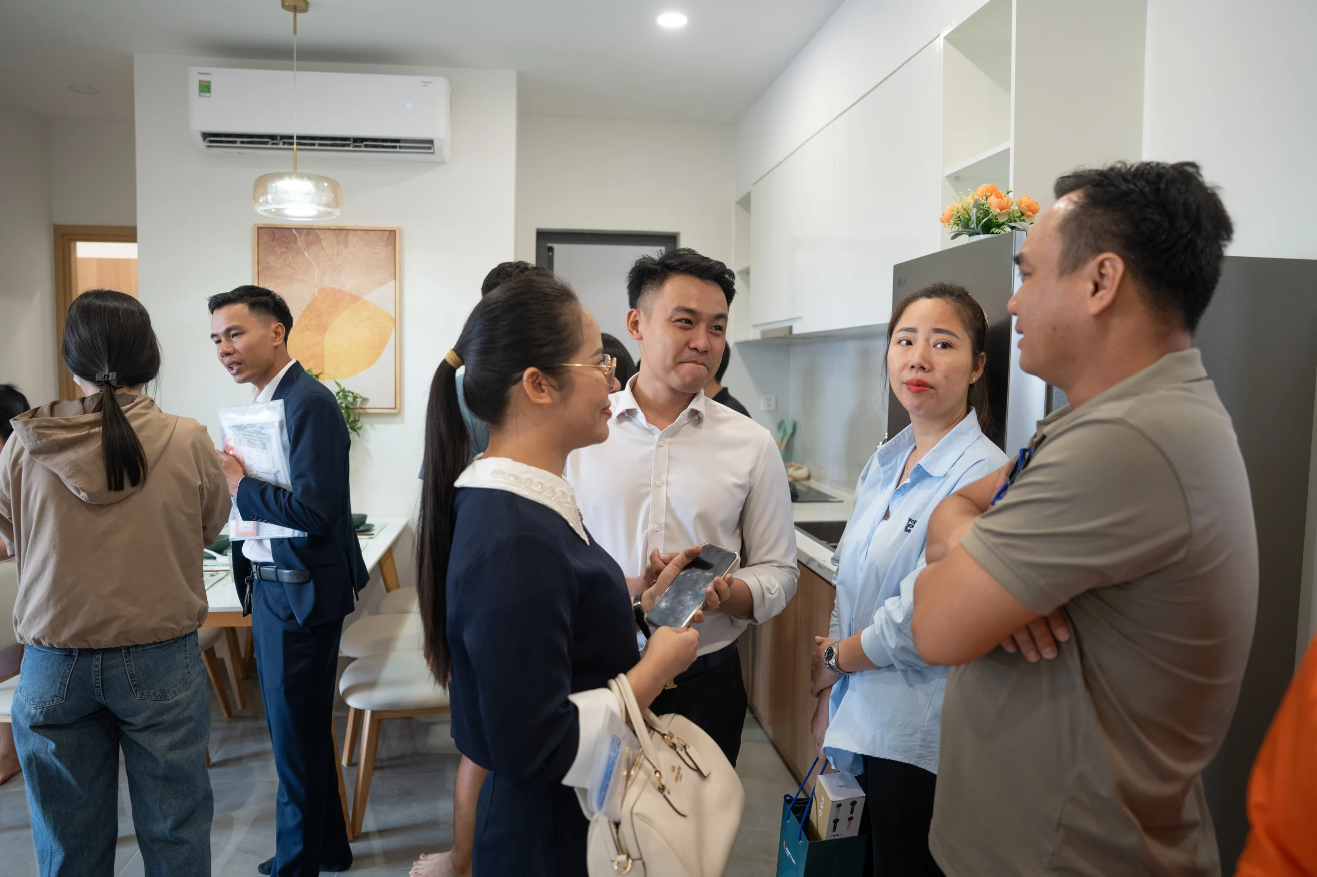 Khách hàng trải nghiệm căn hộ mẫu được thiết kế tối ưu công năng, chú trọng khả năng đón ánh sáng và gió tự nhiên.