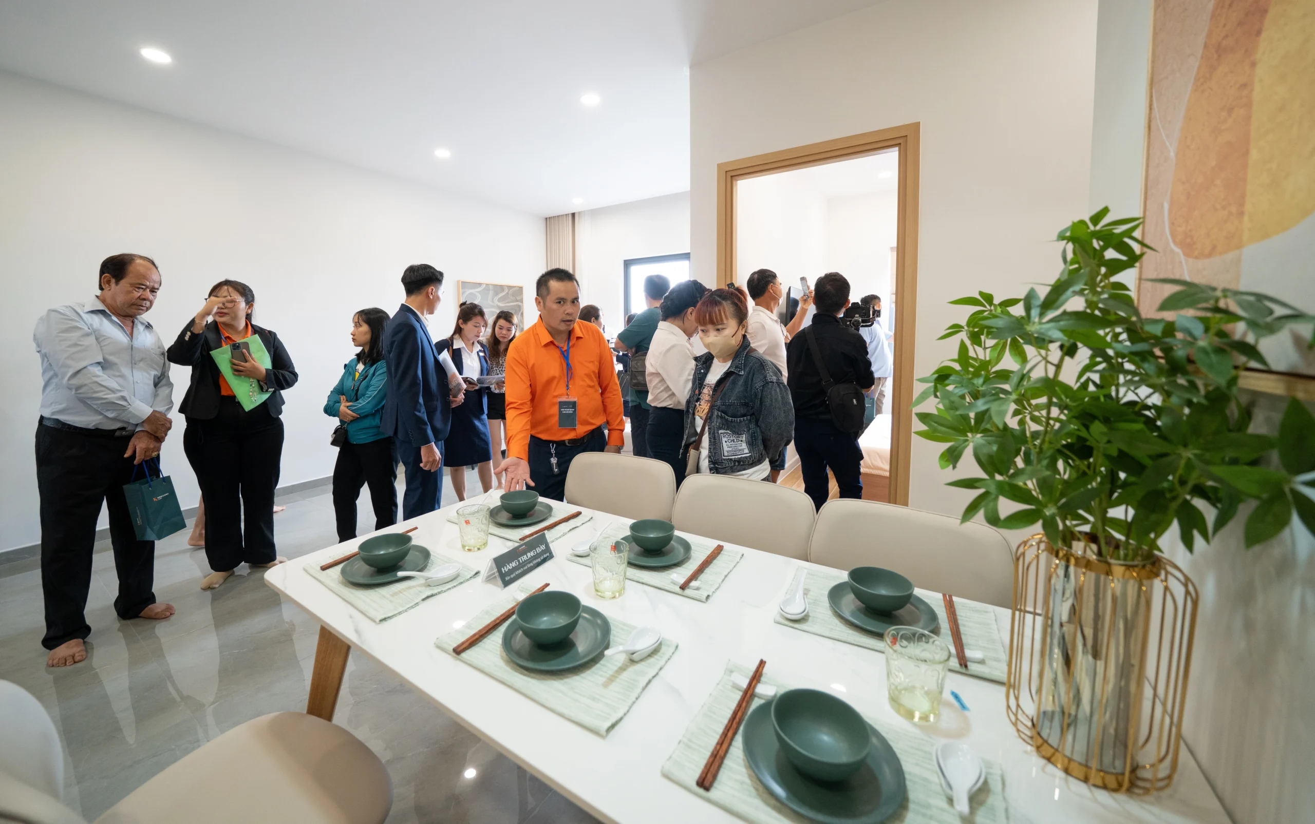 Không khí tại Sales Gallery K-Home Midtown trở nên sôi động khi 600 khách hàng đến từ rất sớm để trải nghiệm không gian sống tương lai. "Sống xanh" tại đây không còn là lời cam kết – mà là yếu tố tiên quyết trong cách lựa chọn vật liệu, nội thất và cấu trúc nhà ở.